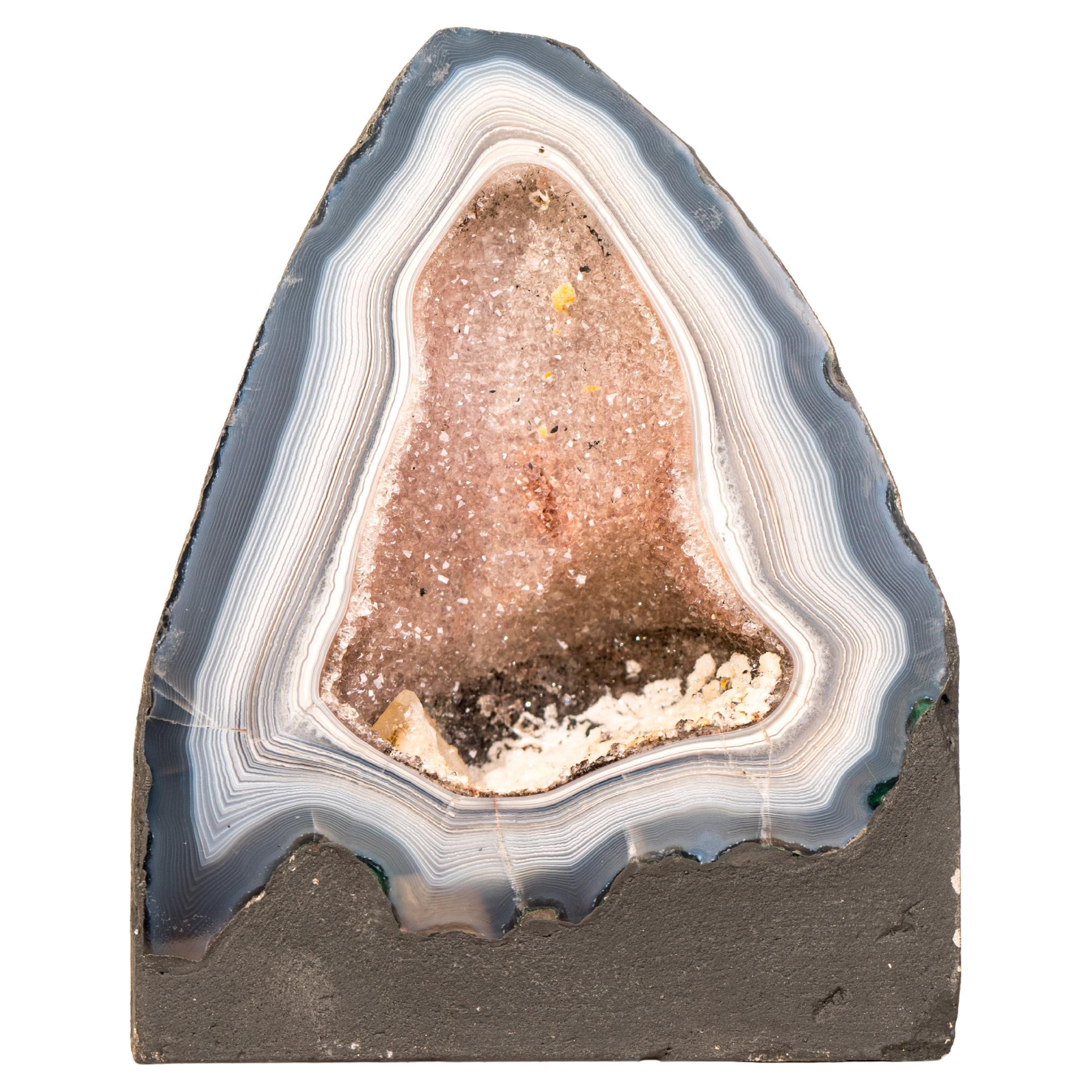Rara Geoda de Ágata Encaje Azul y Blanca con Delicado Patrón de Rayas y Drusa Galaxia