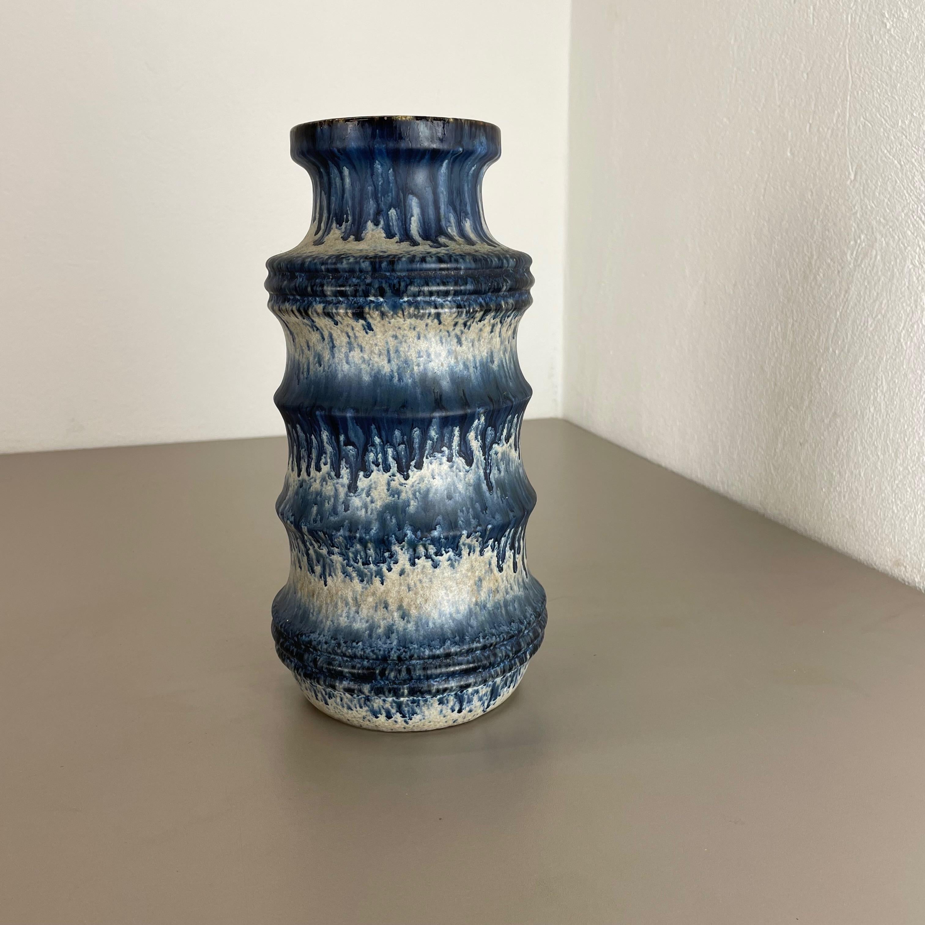Artikel:

Fette Lava-Kunstvase


Produzent:

Scheurich, Deutschland



Jahrzehnt:

1970s




Diese originelle Vintage-Vase wurde in den 1970er Jahren in Deutschland hergestellt. Sie ist aus Keramik in fetter Lava-Optik mit abstrakter Illustration in