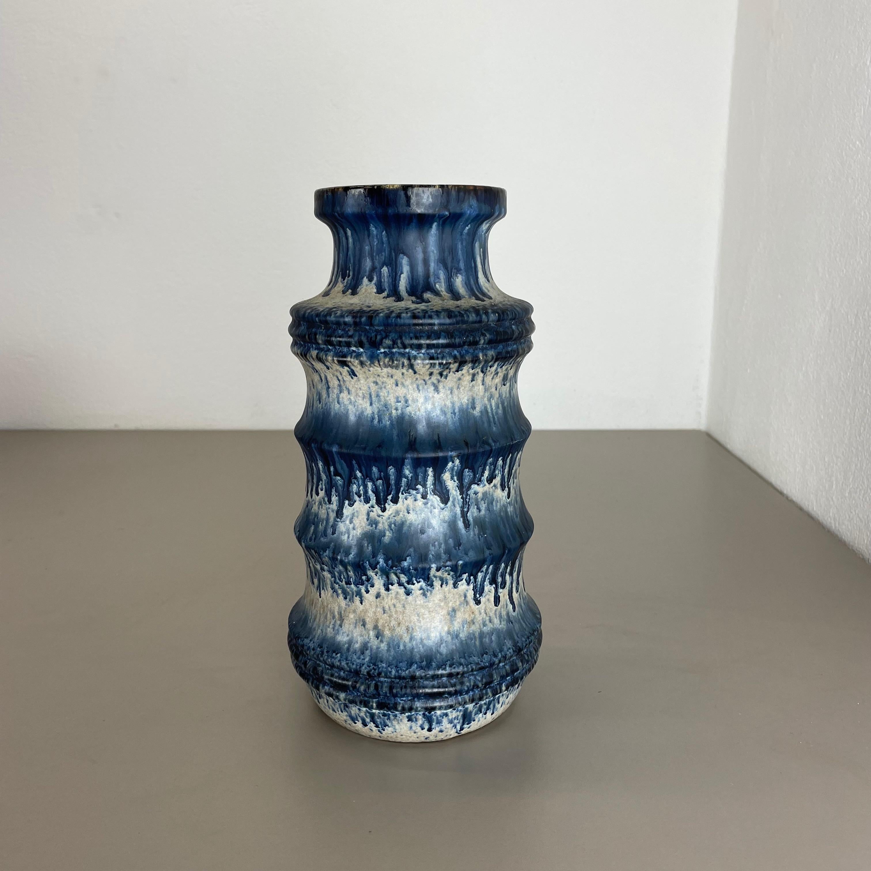 Seltene blaue „Zigzag“ Fat Lava 28cm Mehrfarbige Vase Scheurich, Deutschland Wgp 1970er Jahre im Zustand „Gut“ im Angebot in Kirchlengern, DE