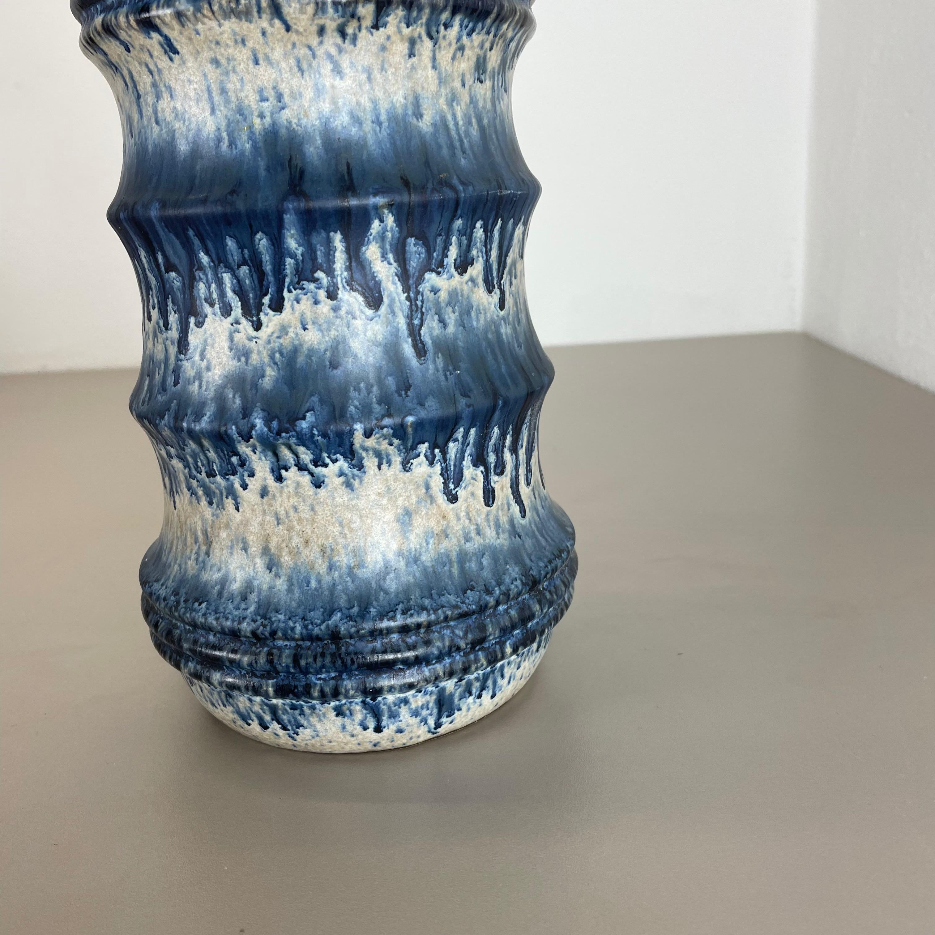 Seltene blaue „Zigzag“ Fat Lava 28cm Mehrfarbige Vase Scheurich, Deutschland Wgp 1970er Jahre (Keramik) im Angebot