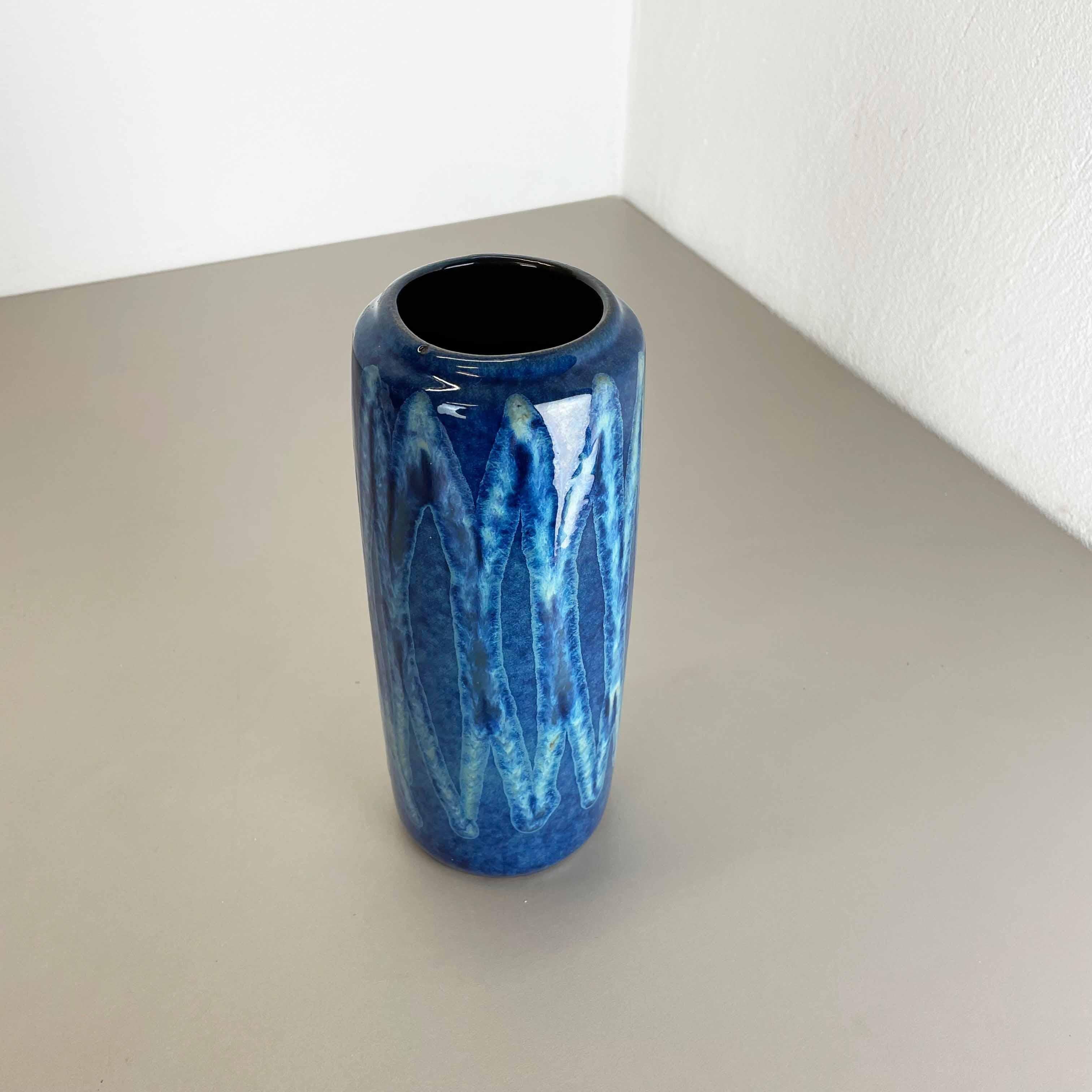 Seltene blaue „Zigzag“ Fat Lava Mehrfarbige Vase Scheurich, Deutschland Wgp 1970er Jahre, selten (Moderne der Mitte des Jahrhunderts) im Angebot