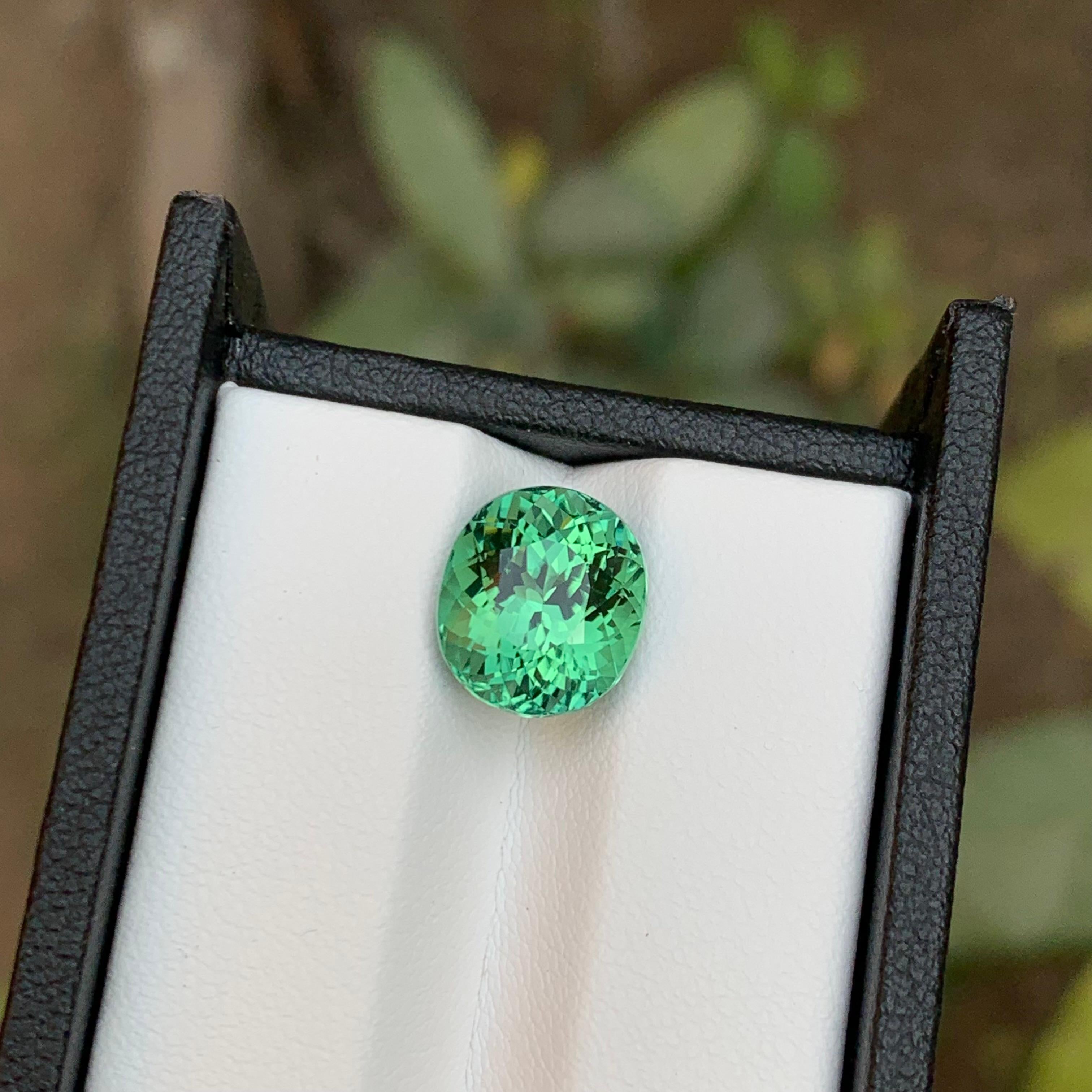 Contemporain Rare tourmaline naturelle vert bleuté taille coussin fantaisie, 5,50 carats en vente