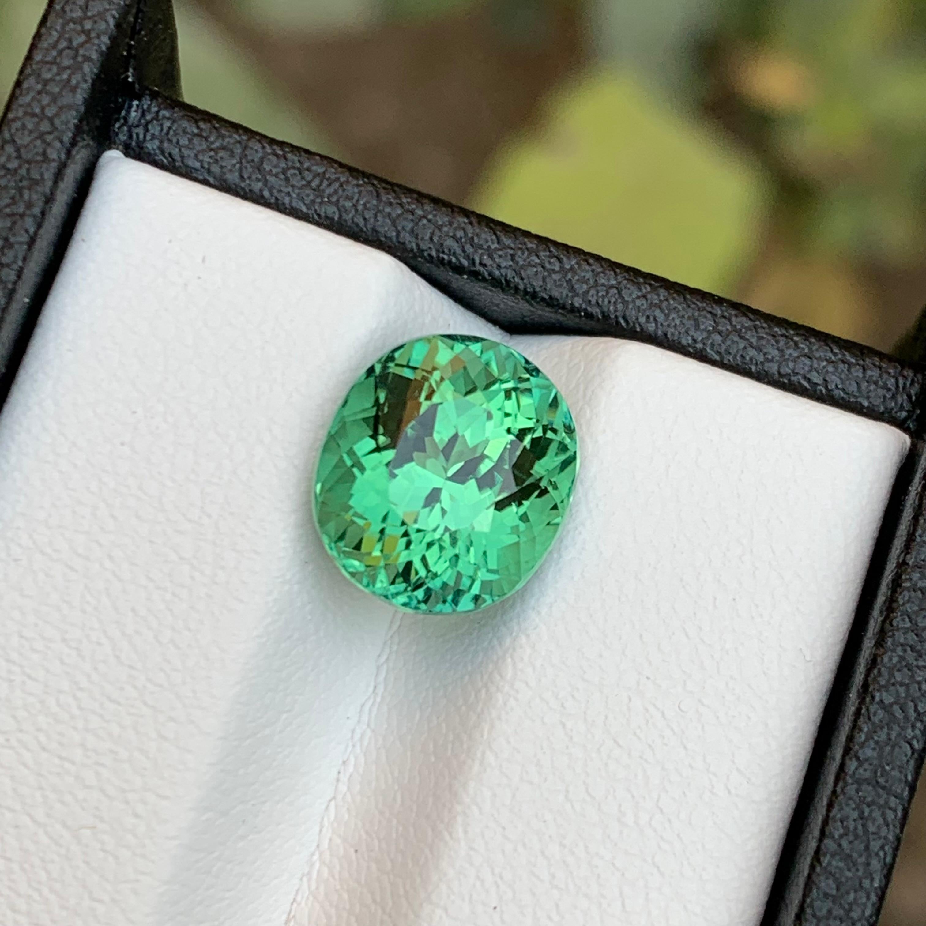 Taille coussin Rare tourmaline naturelle vert bleuté taille coussin fantaisie, 5,50 carats en vente