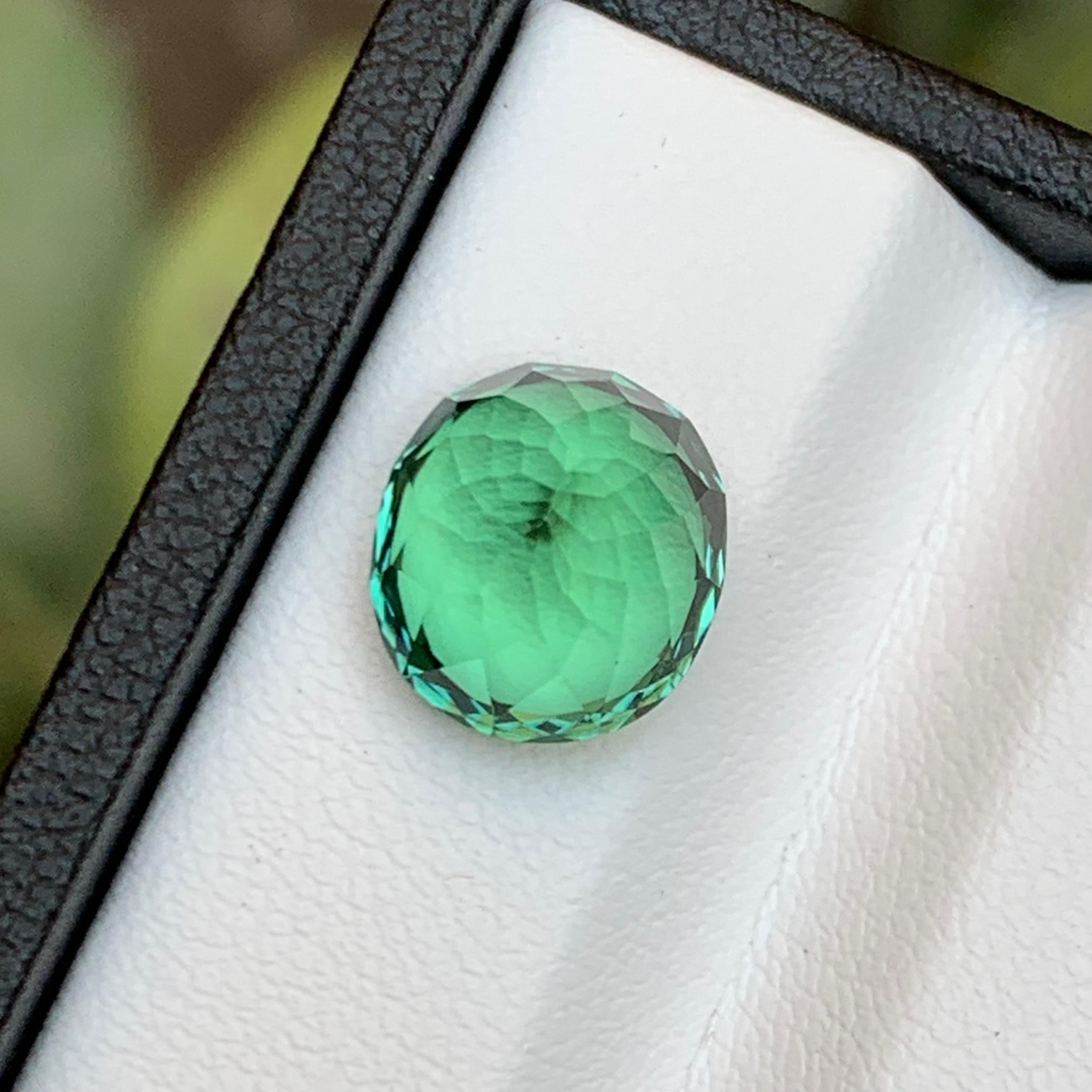 Rare tourmaline naturelle vert bleuté taille coussin fantaisie, 5,50 carats Unisexe en vente