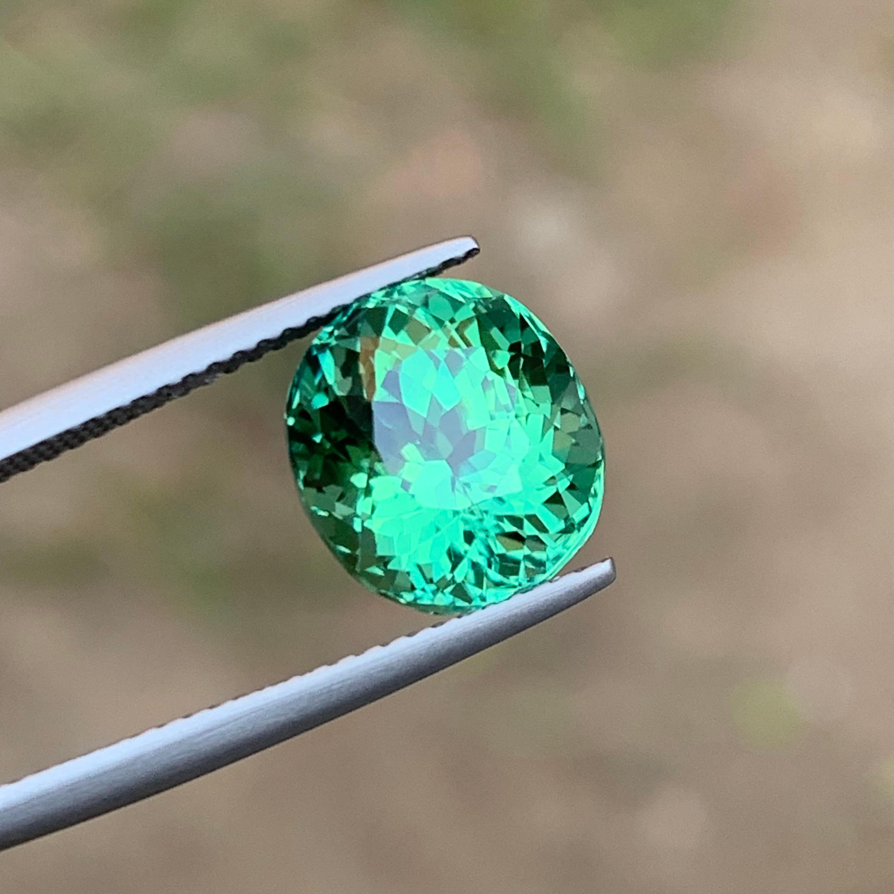 Rare tourmaline naturelle vert bleuté taille coussin fantaisie, 5,50 carats en vente 2