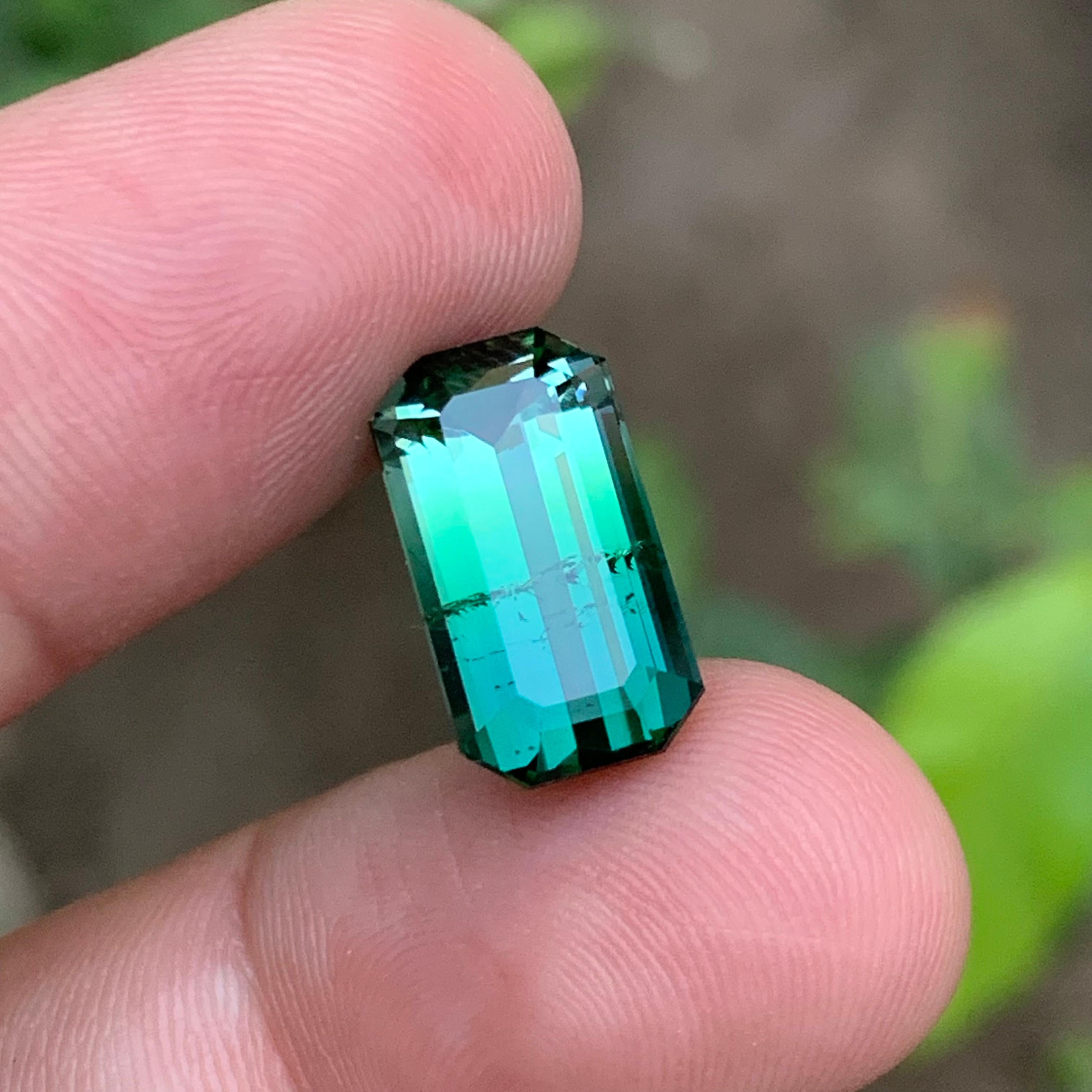 Taille émeraude Bague tourmaline bicolore vert bleuté et vert clair, taille émeraude 9,20 carats en vente