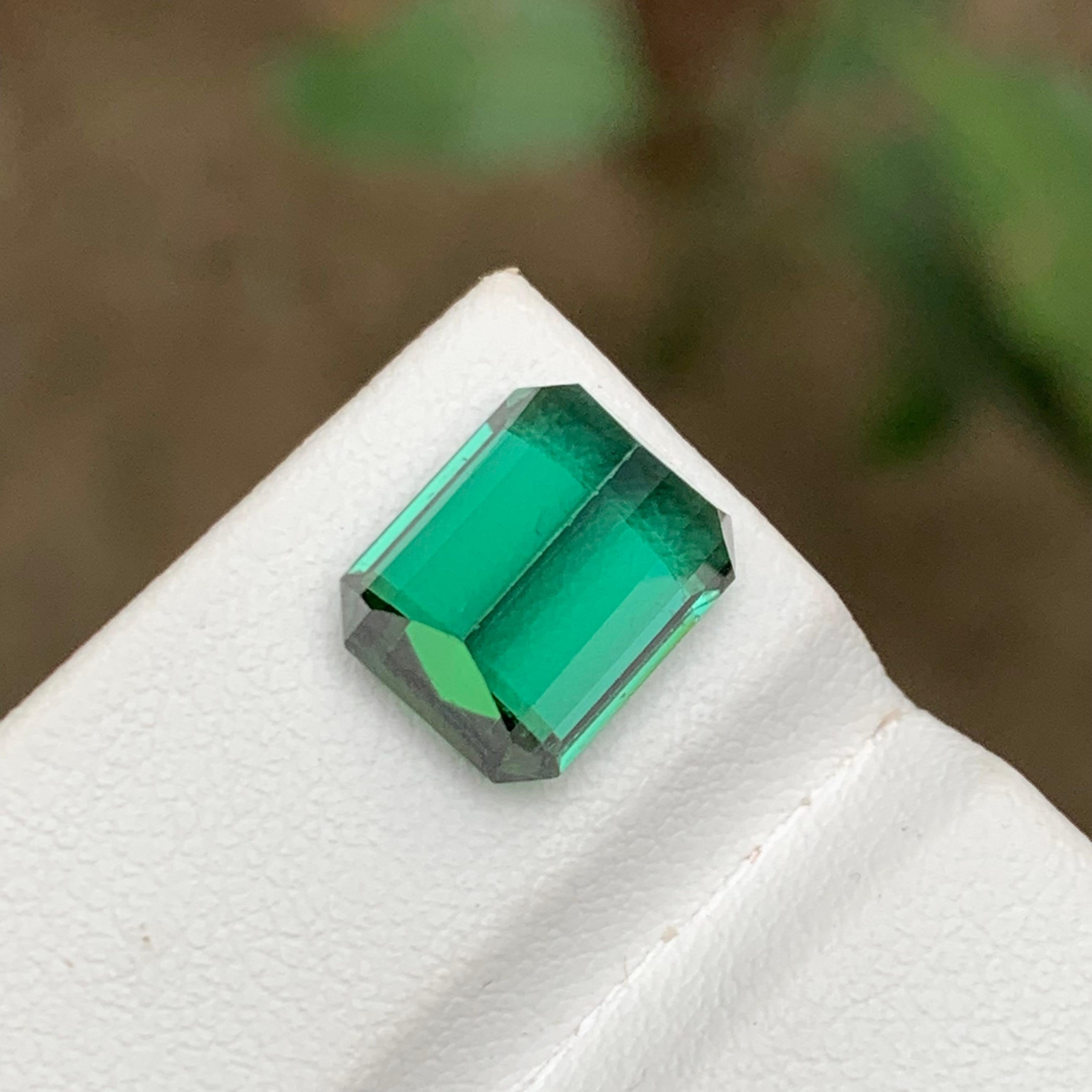 Taille émeraude Rare bijou de tourmaline naturelle vert bleuté, taille émeraude 5,65 carats  en vente