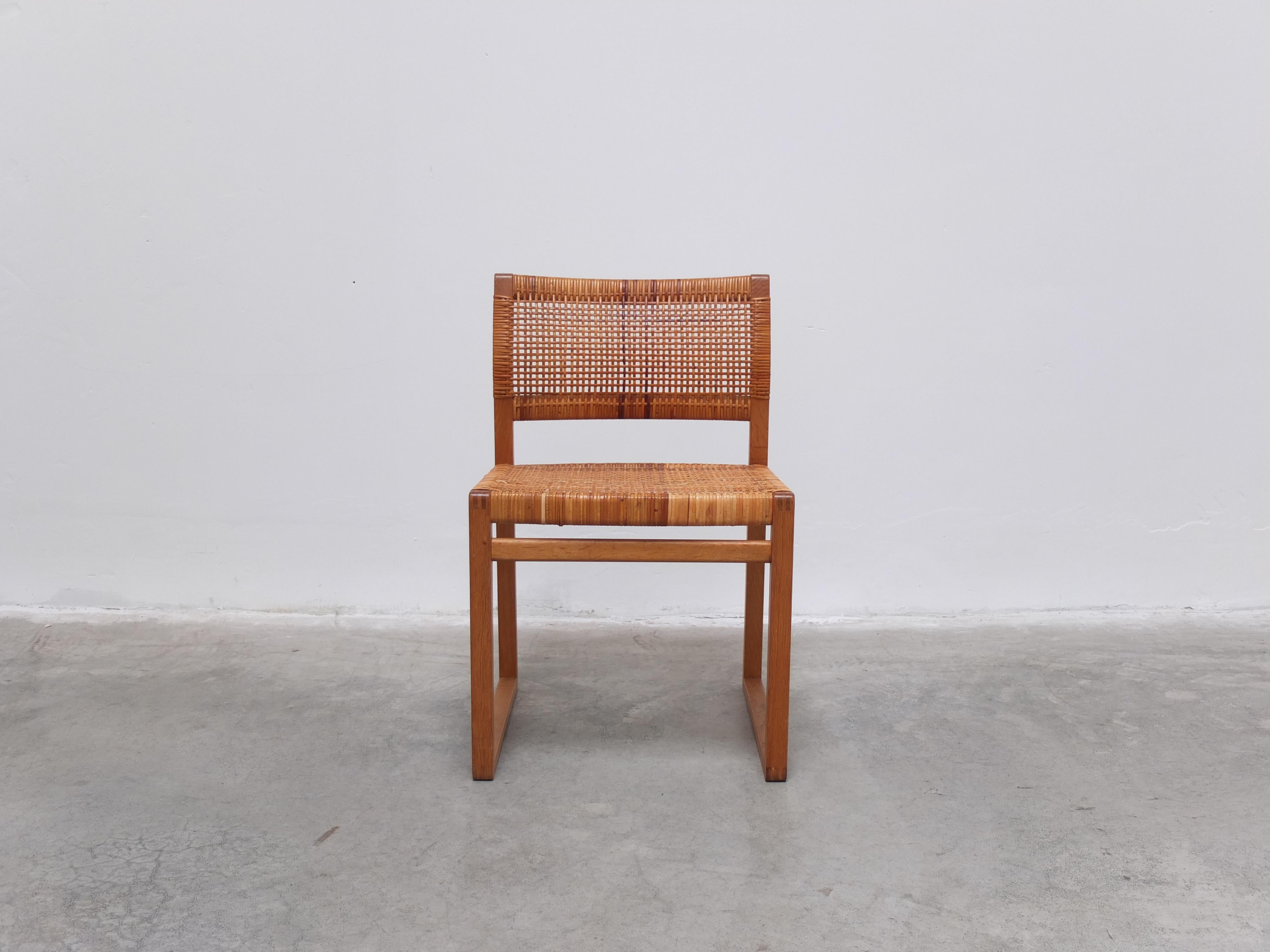 Ein sehr seltener und schöner Stuhl 'BM61', entworfen von Børge Mogensen im Jahr 1957. Hergestellt aus massiver Eiche mit schönen Details wie den sichtbaren Fugen und den Kufenfüßen. Der ursprüngliche Stock ist in gutem Zustand mit einigen kleinen