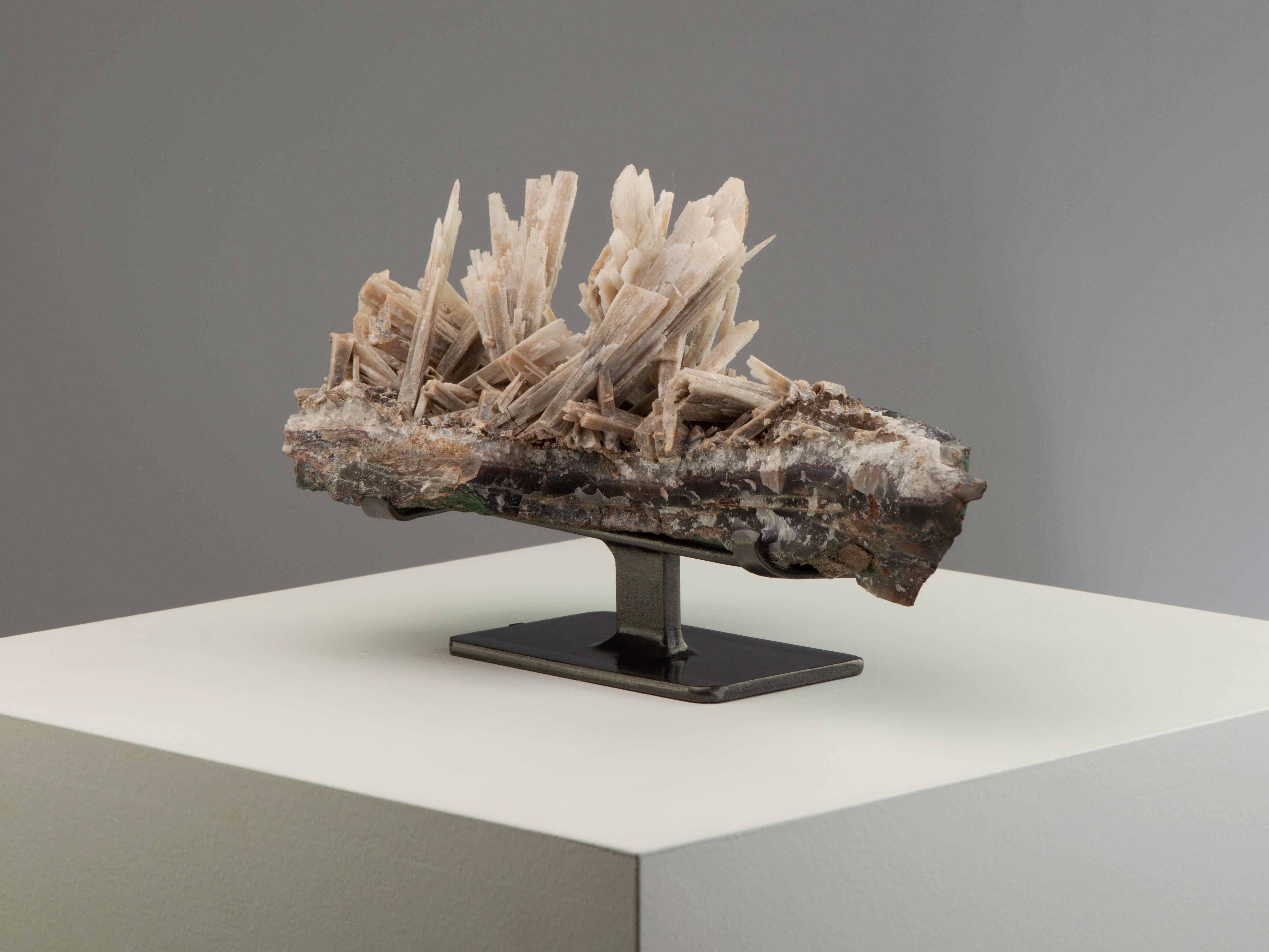 Rare quartz en forme de bateau d'après un pseudomorphe d'anhydrite en vente 11
