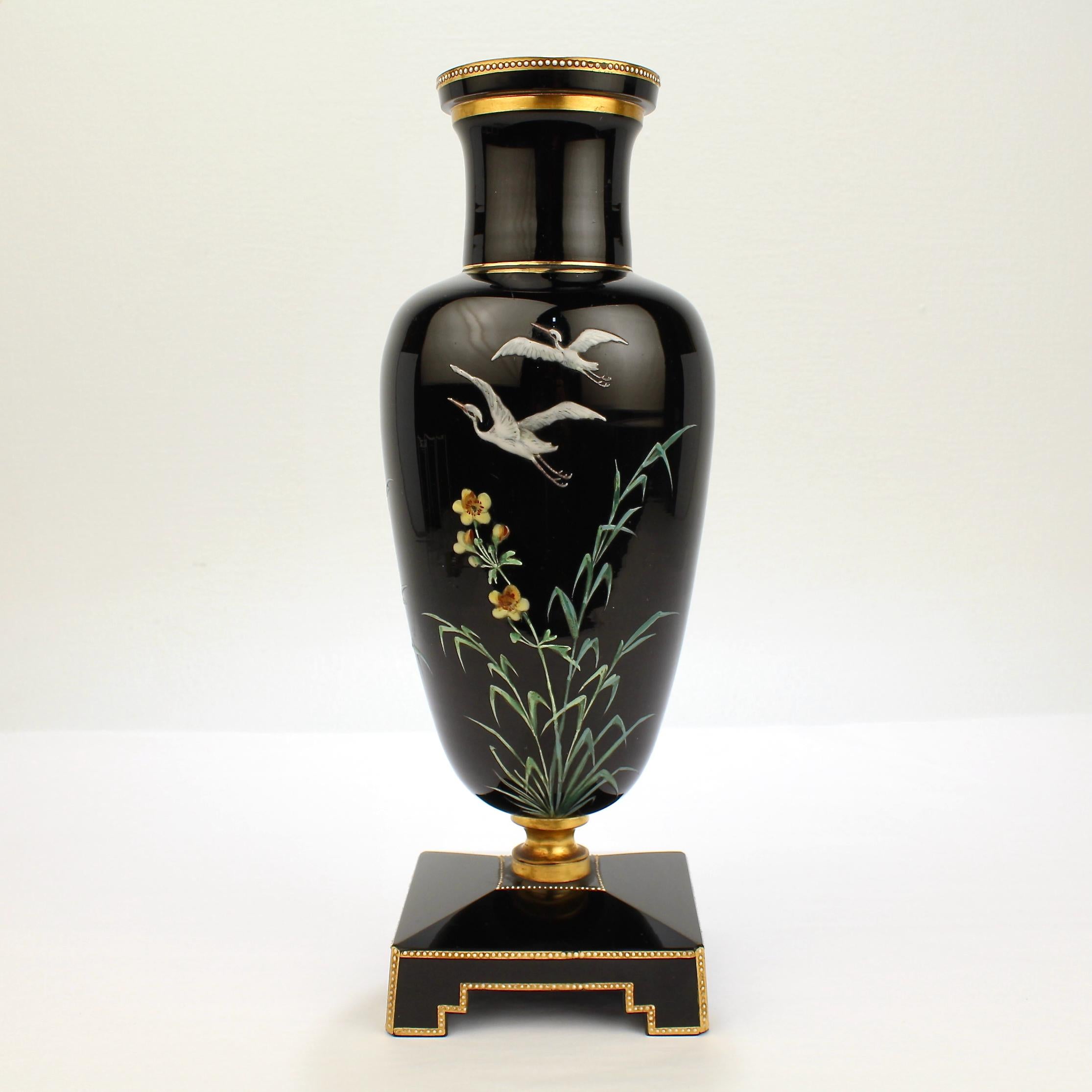 Victorien Rare vase de Bohème en verre émaillé d'améthyste noire décoré de hérons, GL en vente