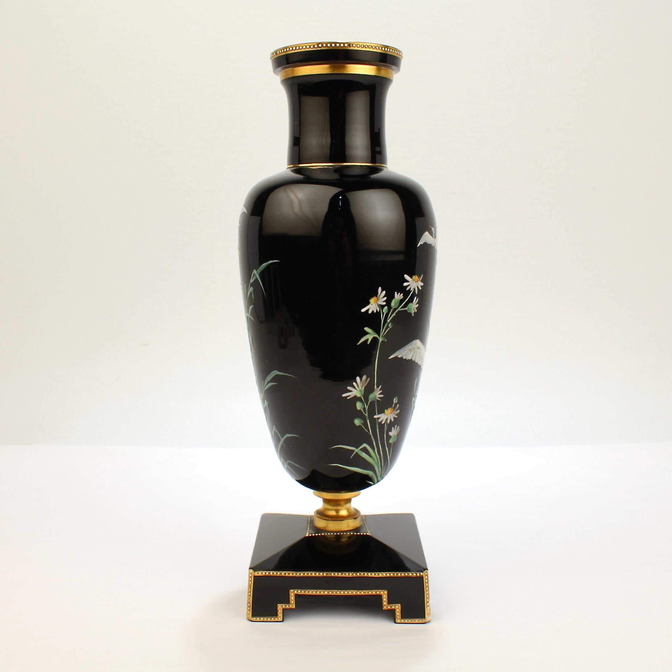 Tchèque Rare vase de Bohème en verre émaillé d'améthyste noire décoré de hérons, GL en vente