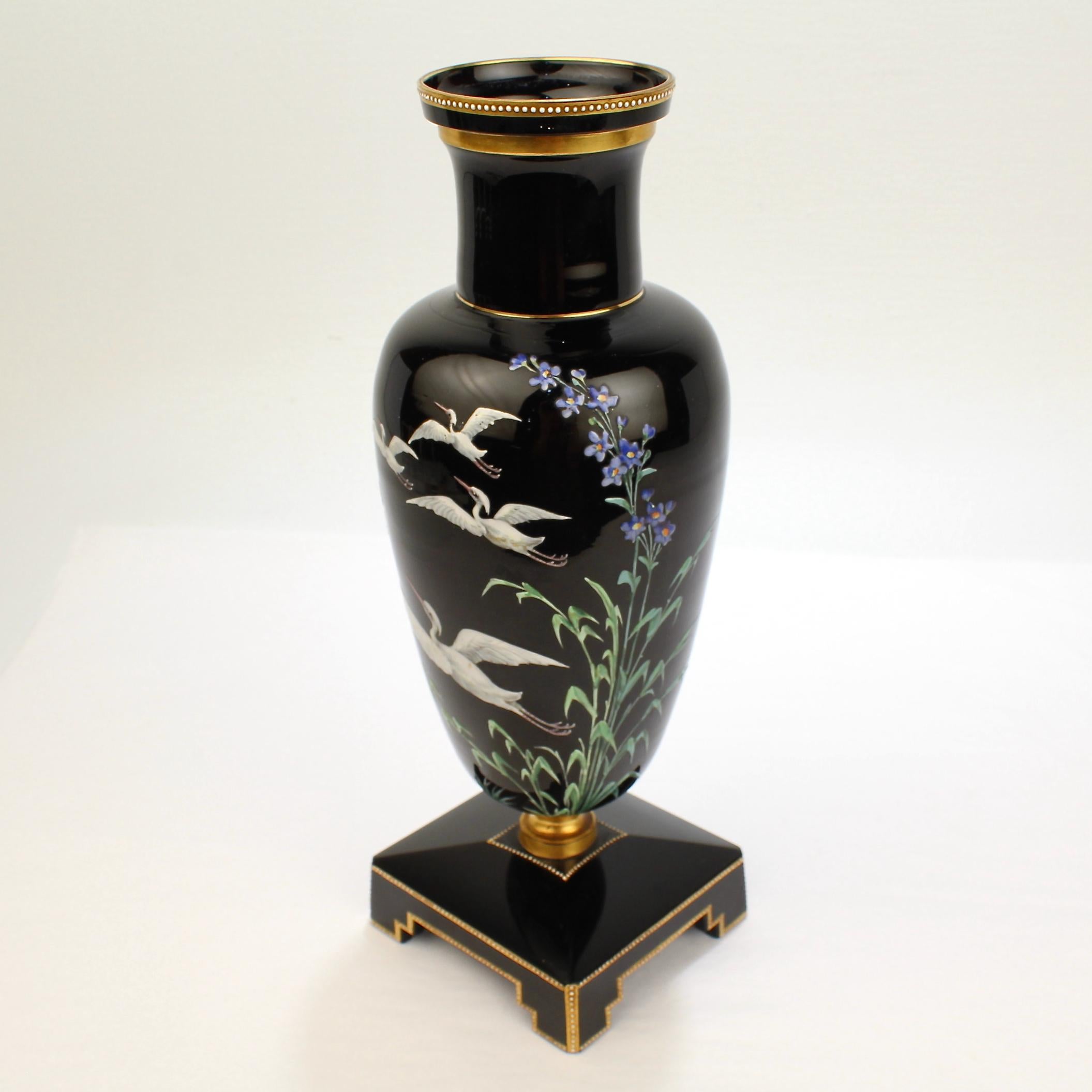 Émaillé Rare vase de Bohème en verre émaillé d'améthyste noire décoré de hérons, GL en vente