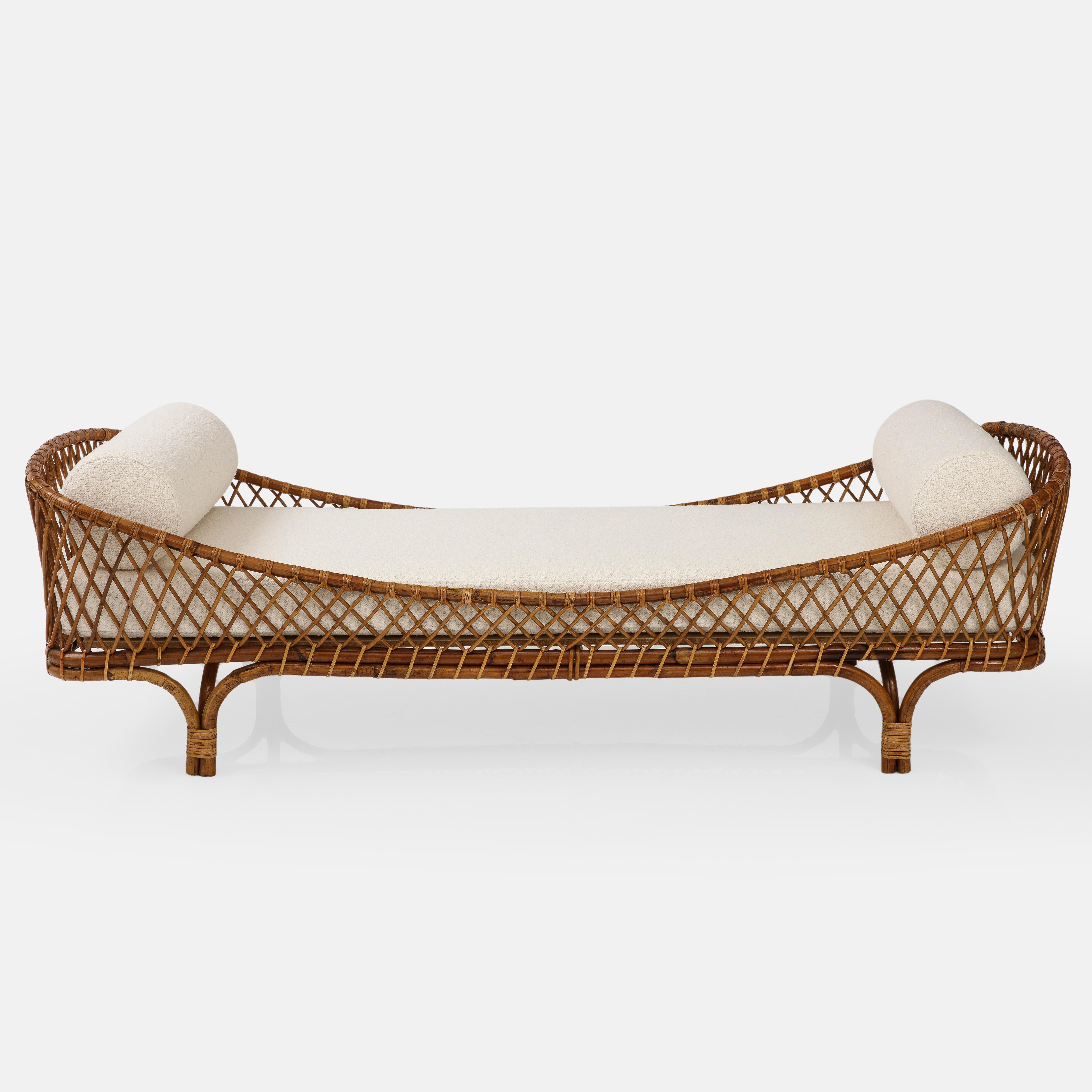 Rare Vittorio Bonacina daybed intricately hand-woven with rattan, new custom mattress and bolster pillows upholstered with ivory bouclé, Italy, 1960s.  This extremely rare and exquisite midcentury Bonacina daybed is handmade using the highest