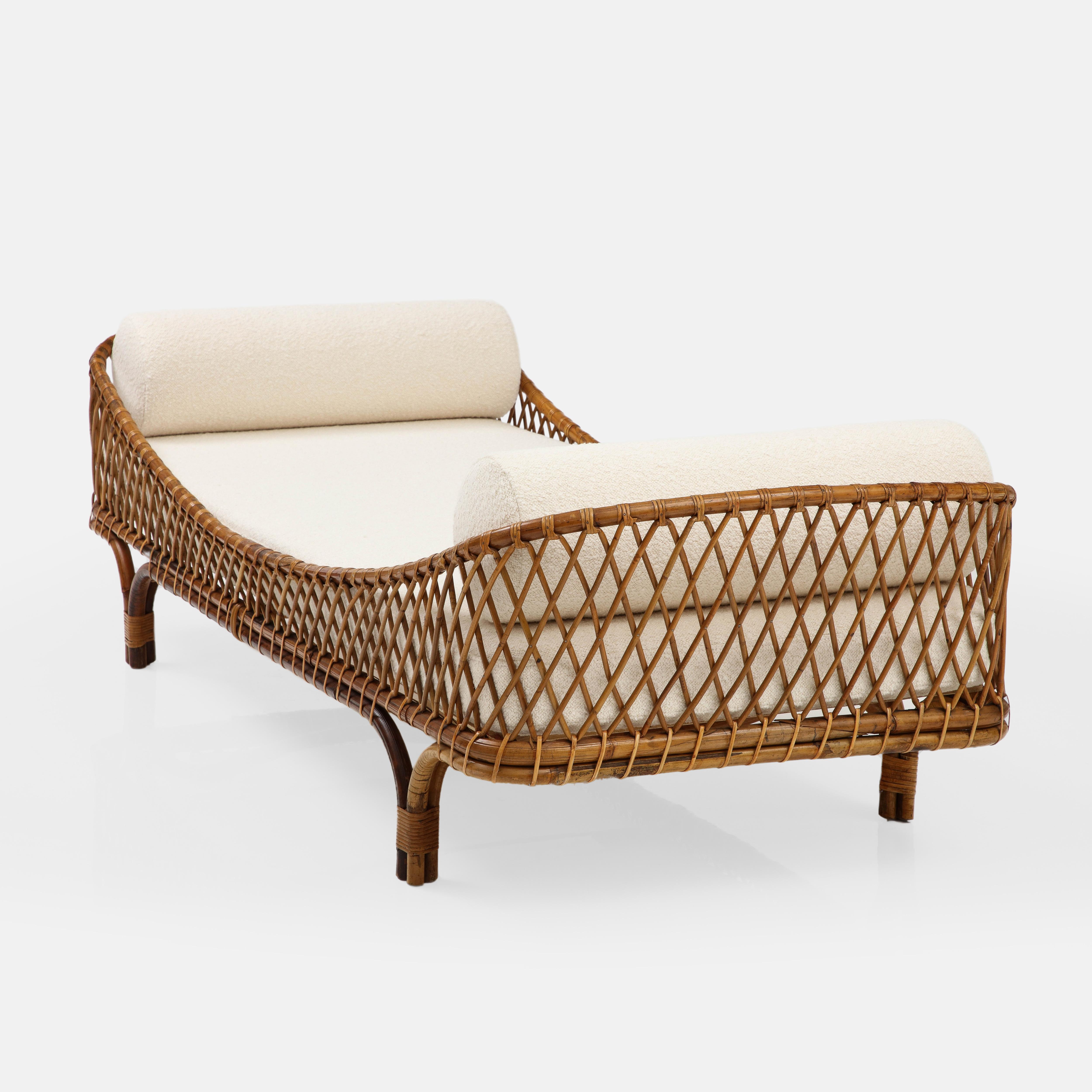 Seltene Bonacina Rattan-Tagesliege aus elfenbeinfarbenem Bouclé mit Spezialmatratze, Italien, 1960er Jahre (Moderne der Mitte des Jahrhunderts) im Angebot