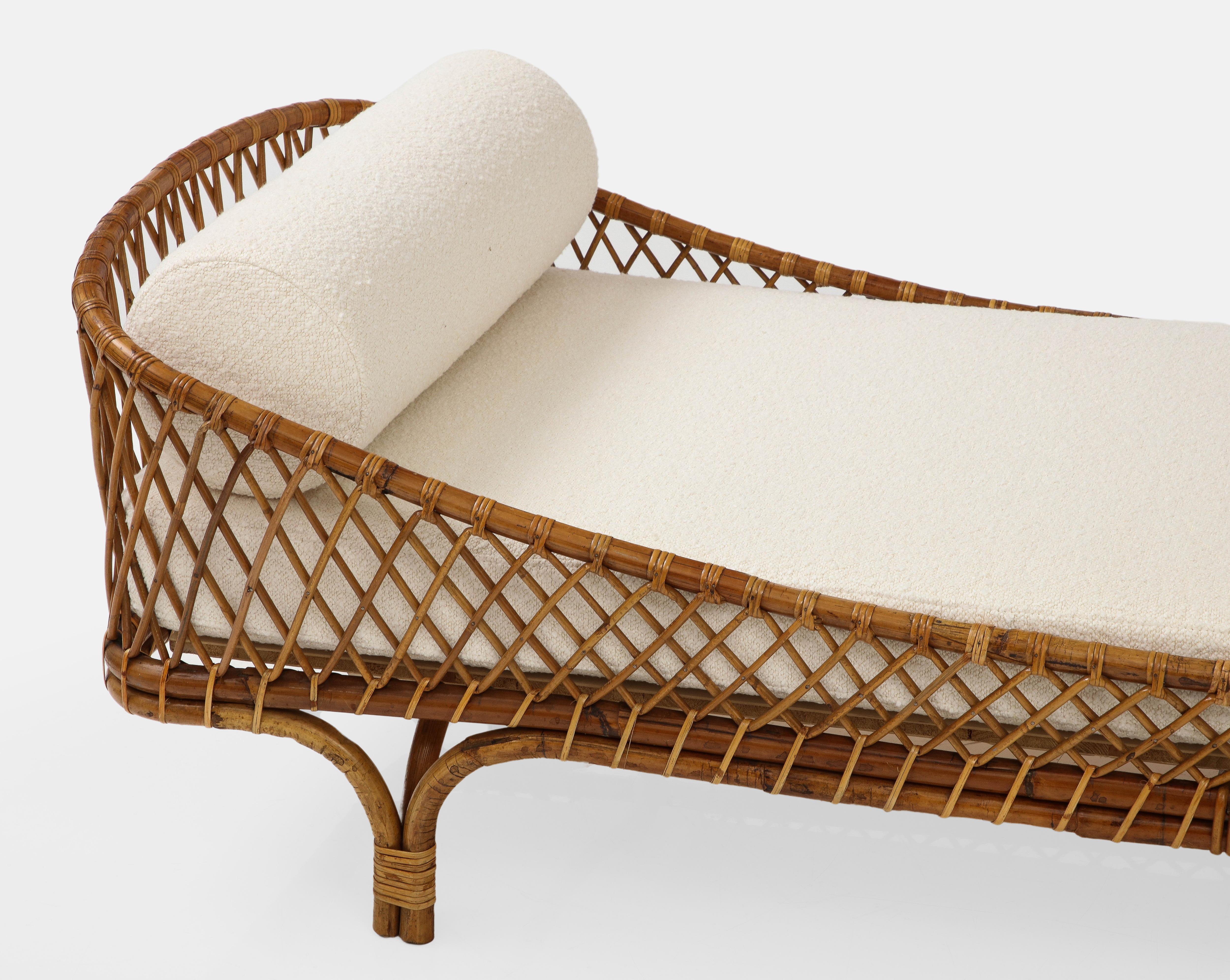 Rare Bonacina Rattan Daybed in Ivory Bouclé with Custom Mattress, Italy, 1960s In Good Condition For Sale In New York, NY