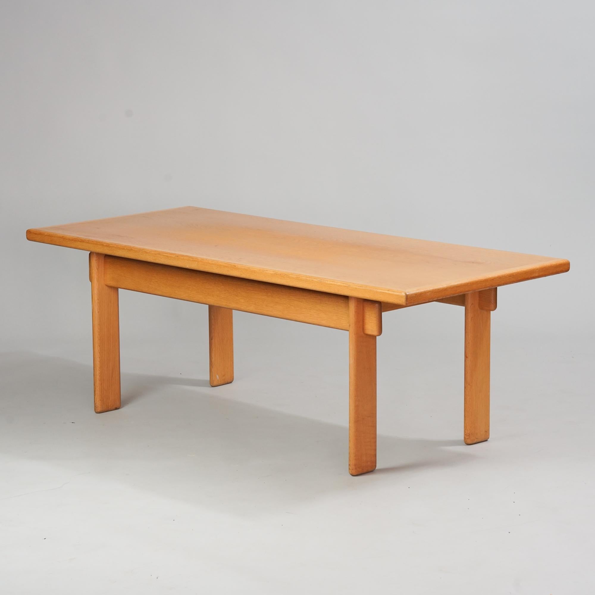 Rare table basse Bonanza, conçue par Esko Pajamies, fabriquée par Asko, milieu du 20e siècle. Chêne. Bon état vintage, patine mineure correspondant à l'âge et à l'utilisation. Refinished. 

Esko Pajamies (1931-1990) a obtenu son diplôme d'architecte