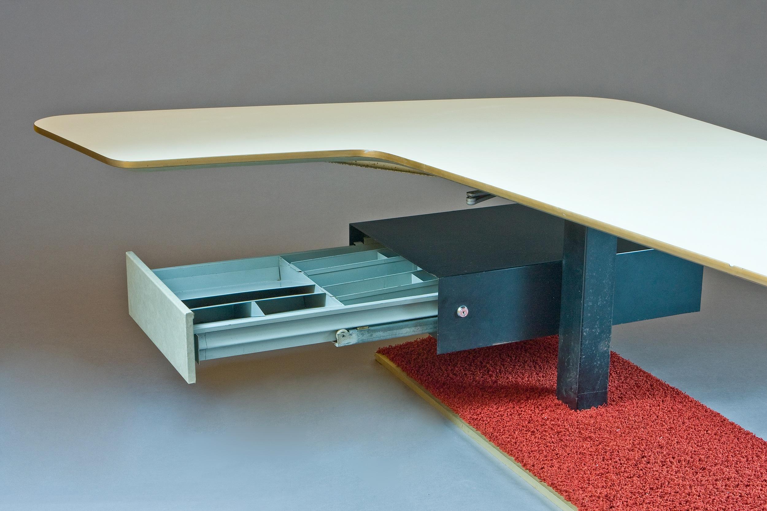 Seltener atemberaubender Atomic Age Boomerang-Schreibtisch und Gemini-Ledersessel aus Leder, Frankreich 1970 im Zustand „Gut“ im Angebot in New York, NY