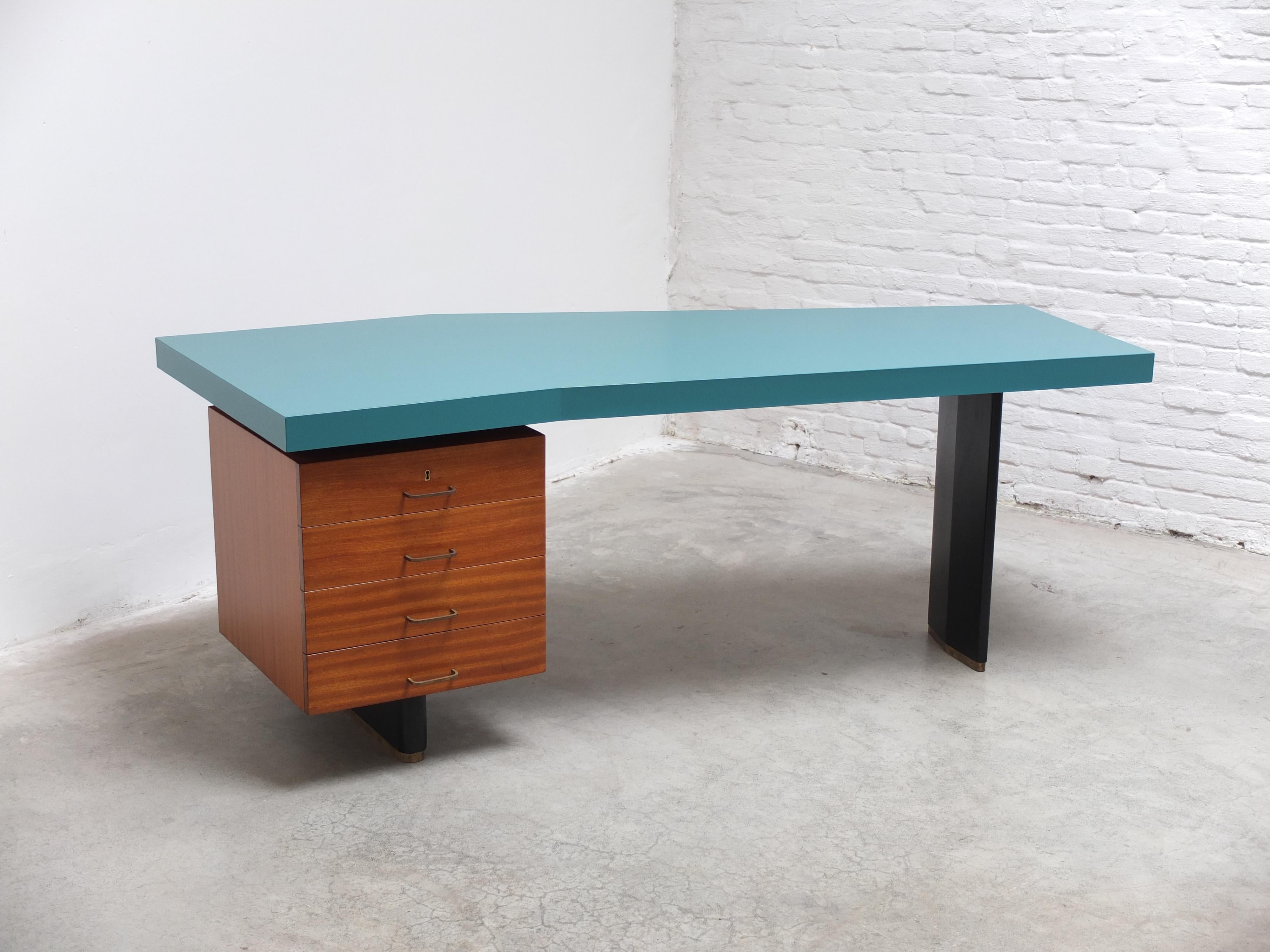 Amazing ‘Boomerang’ desk designed by Jos De Mey for Van Den Berghe-Pauvers in the early 1960s. One of a kind design with a boomerang shaped top in original green formica combined with a drawer section in walnut. The brass handles and feet add the