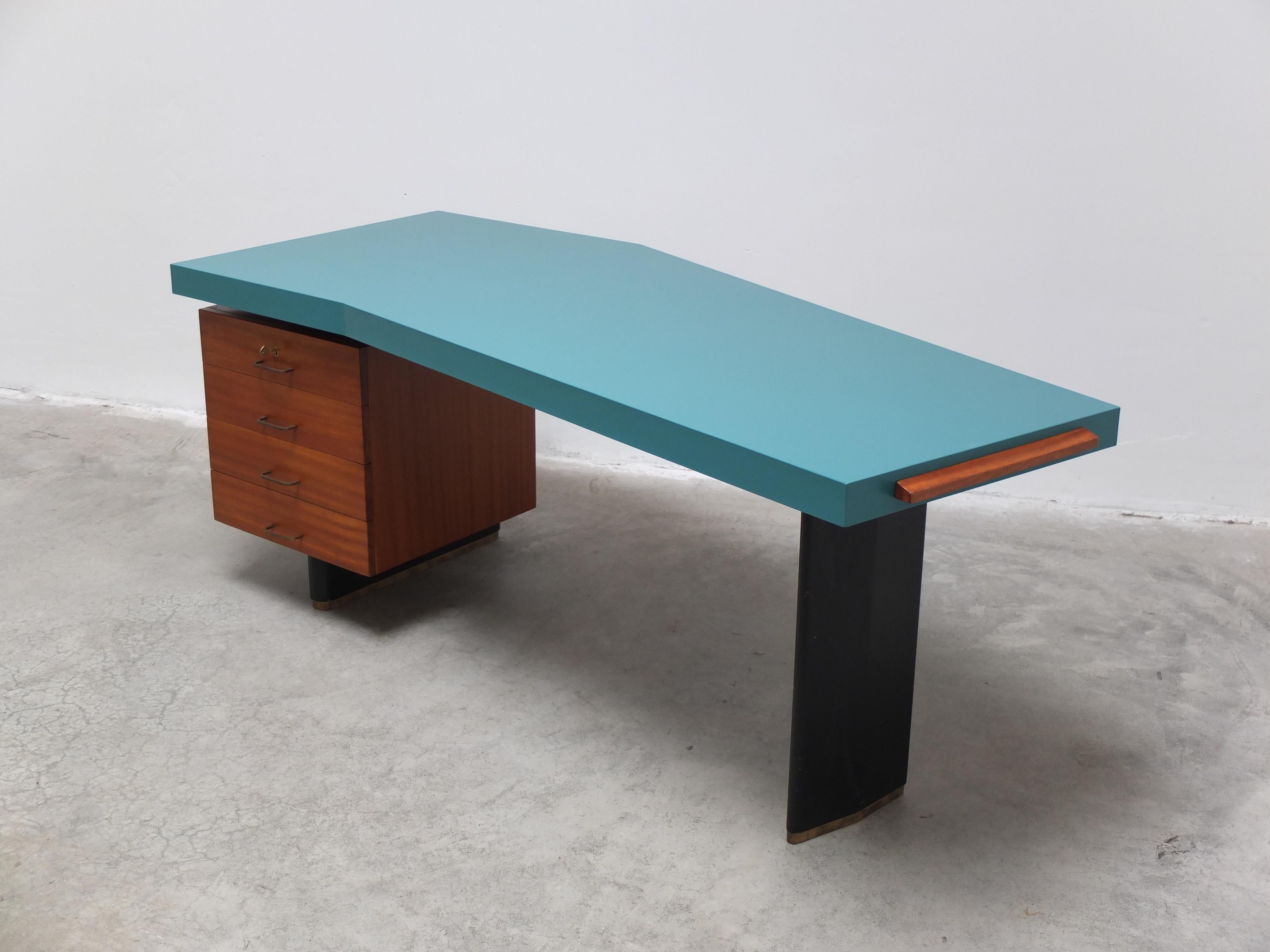 Rare 'Boomerang' Desk by Jos De Mey for Van Den Berghe-Pauvers, 1960s In Good Condition For Sale In Antwerpen, VAN