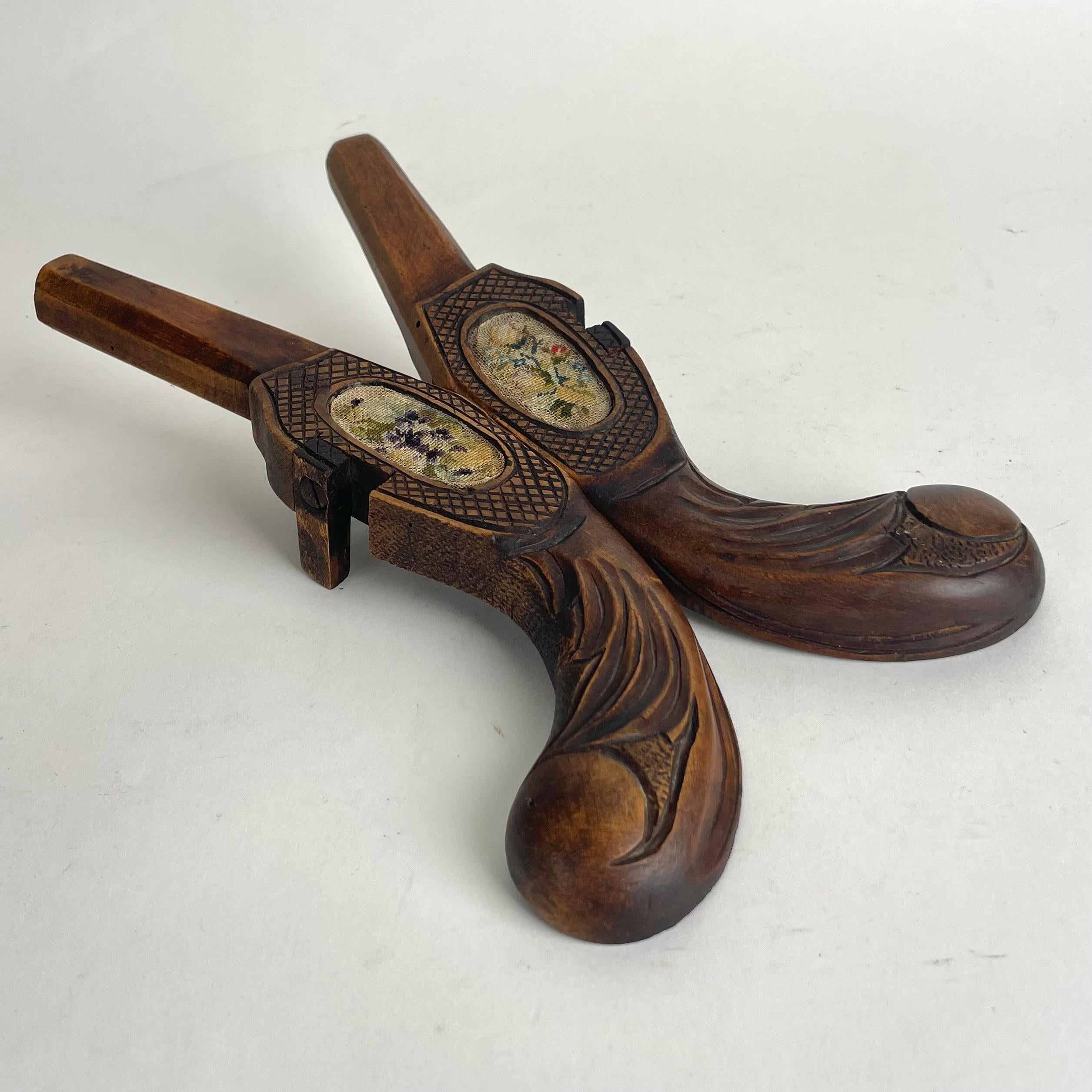 Très rare Boot Jack en forme de fusil du 19ème siècle en bouleau et décoré au Petit Point.

Usure correspondant à l'âge et à l'usage. 