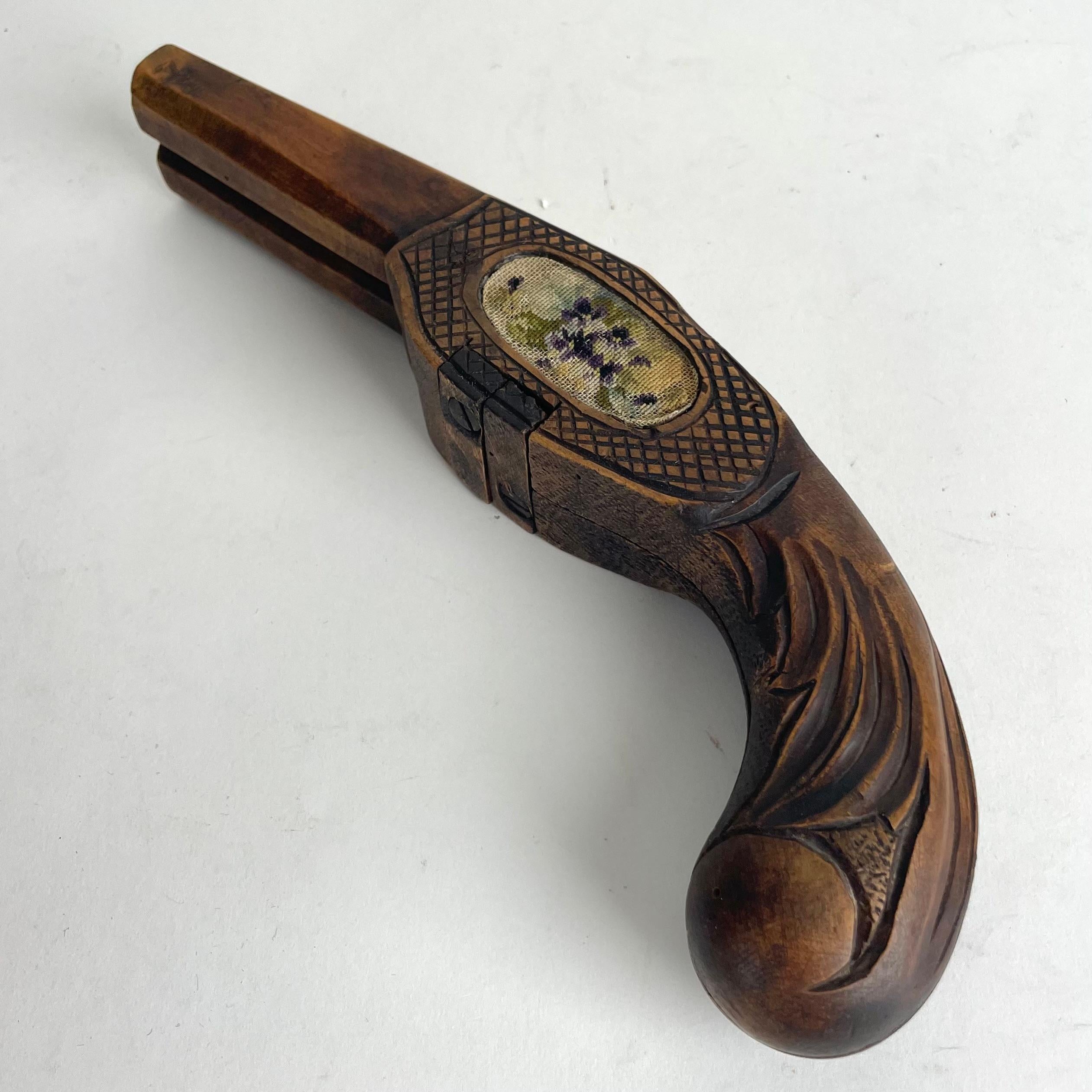 Européen Rare bottes du 19ème siècle en bouleau et petit point en forme de fusil en vente