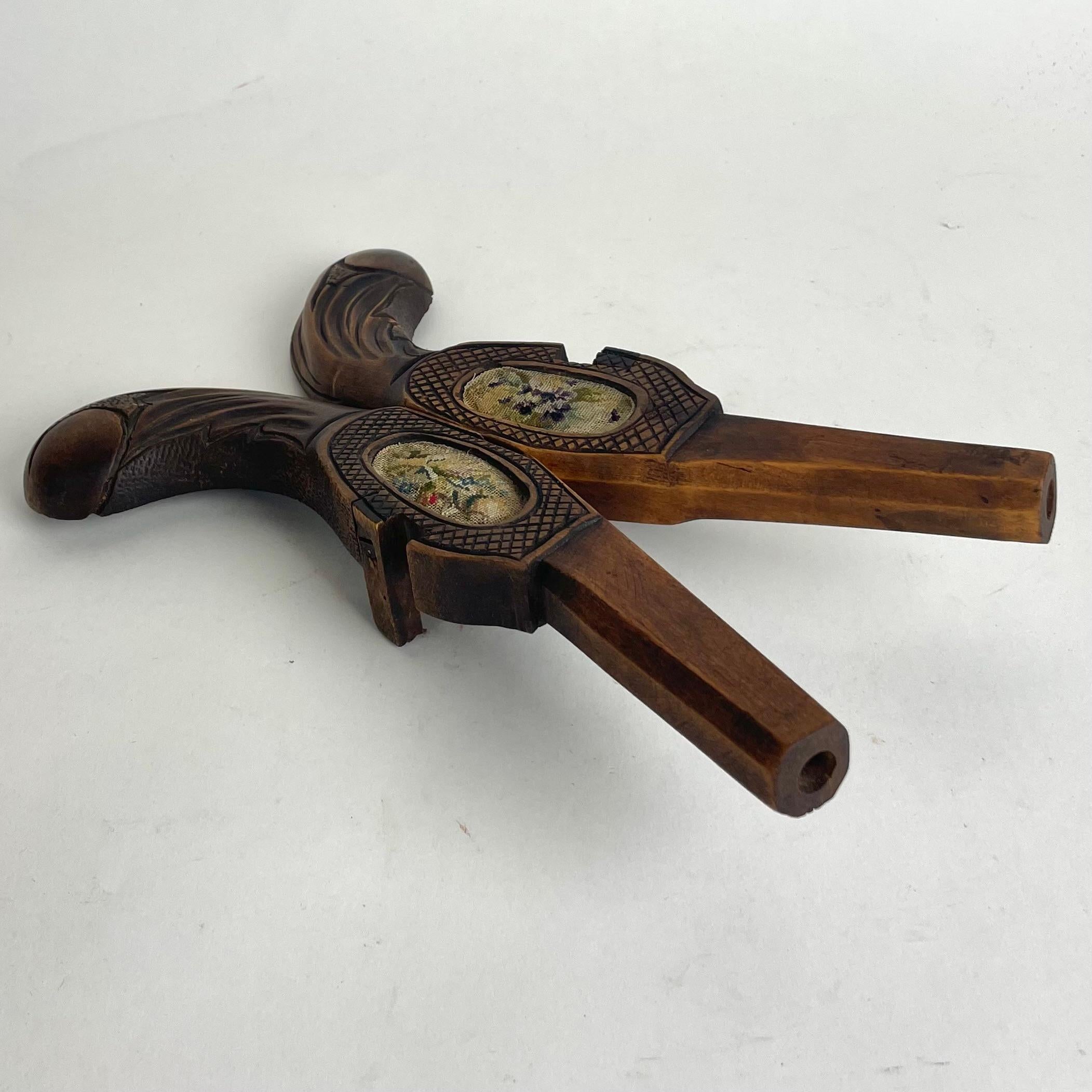 Rare bottes du 19ème siècle en bouleau et petit point en forme de fusil Bon état - En vente à Knivsta, SE