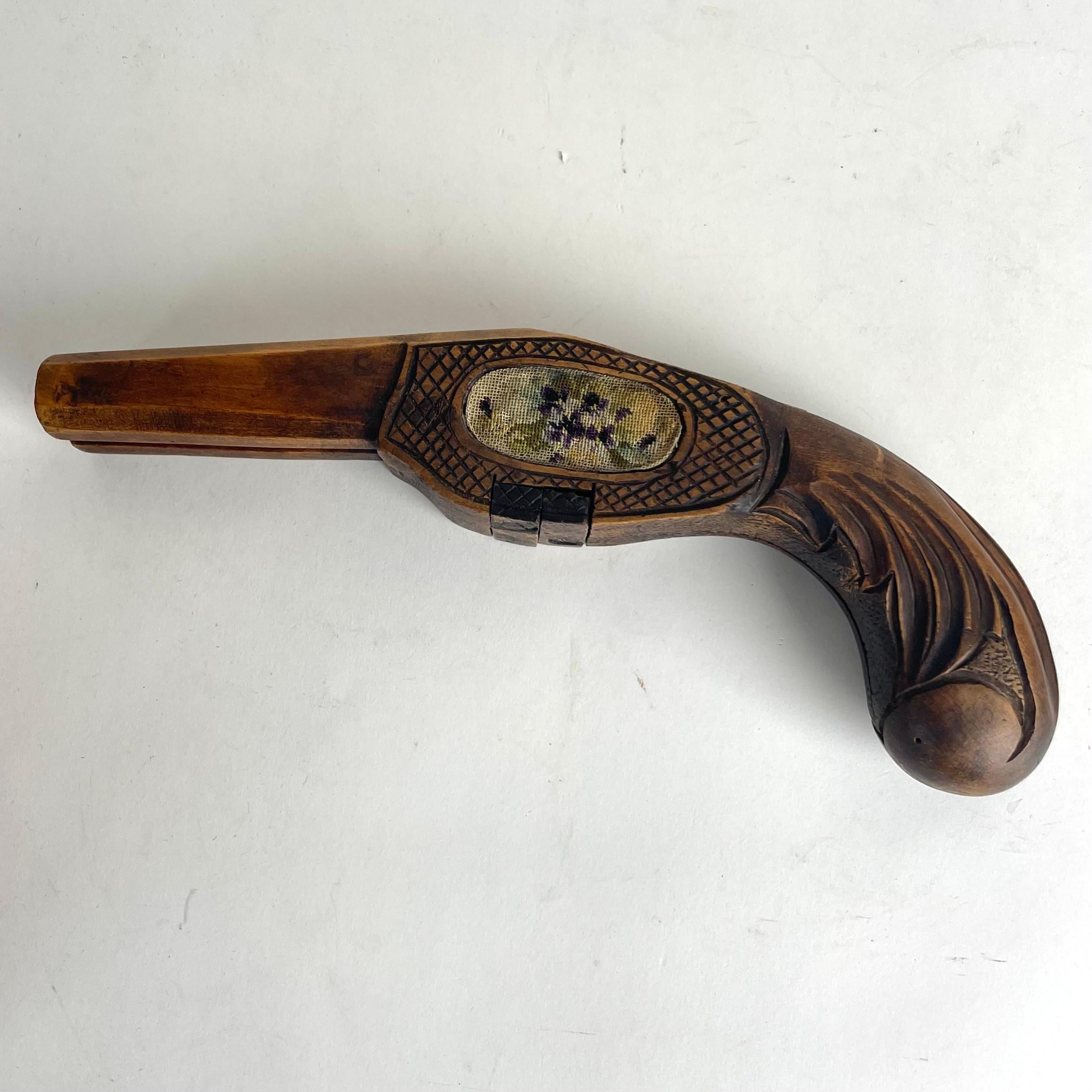 XIXe siècle Rare bottes du 19ème siècle en bouleau et petit point en forme de fusil en vente