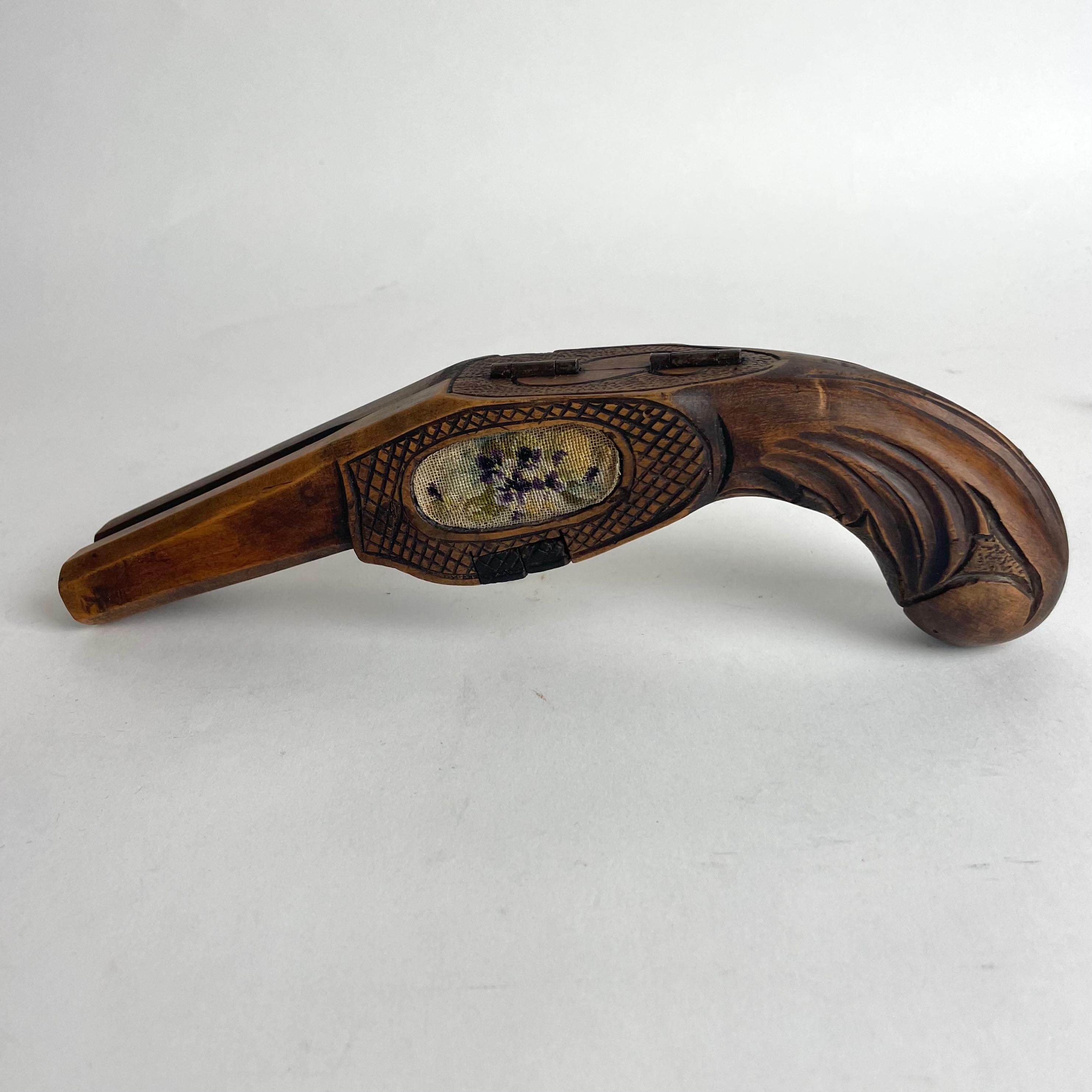 Rare bottes du 19ème siècle en bouleau et petit point en forme de fusil en vente 1