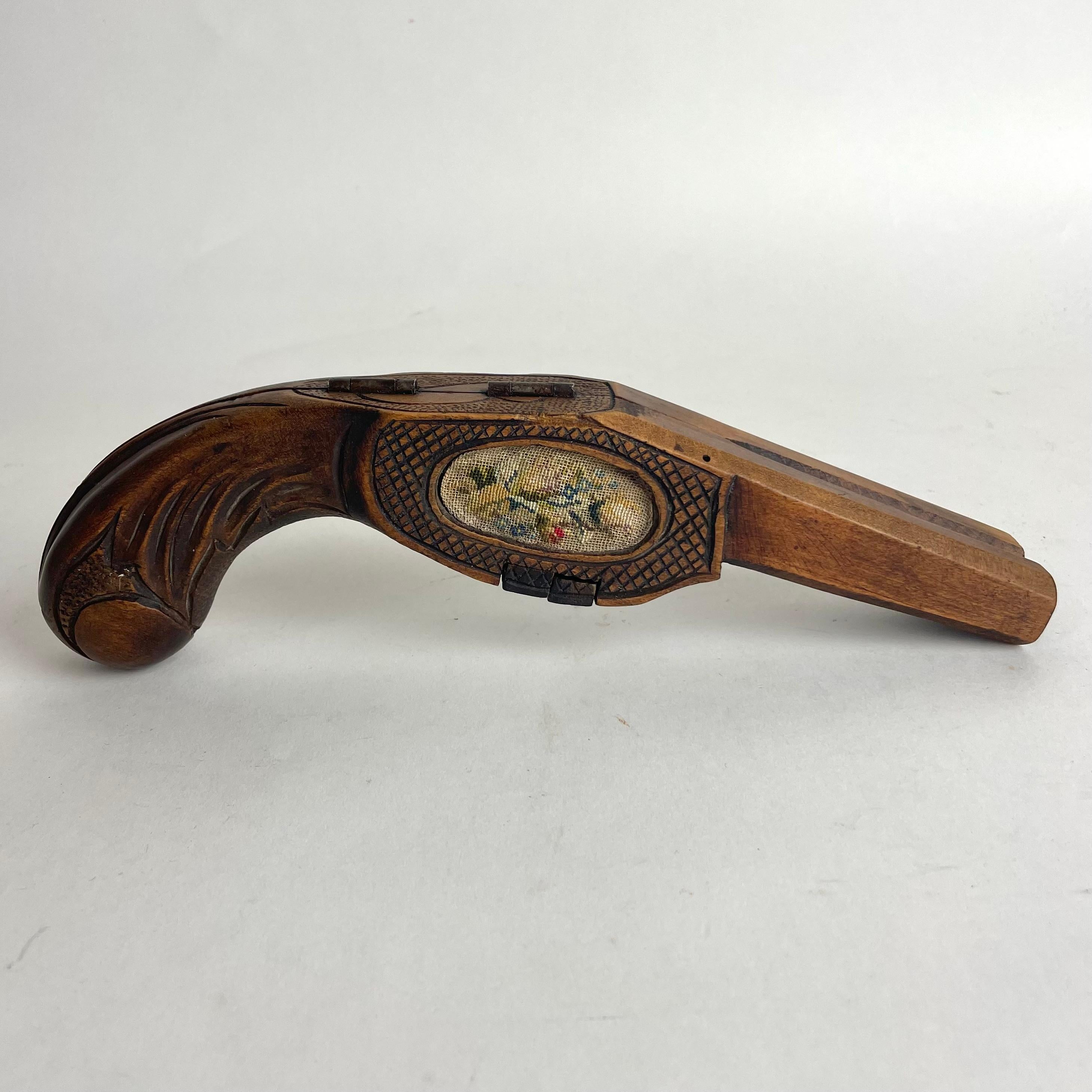 Rare bottes du 19ème siècle en bouleau et petit point en forme de fusil en vente 2