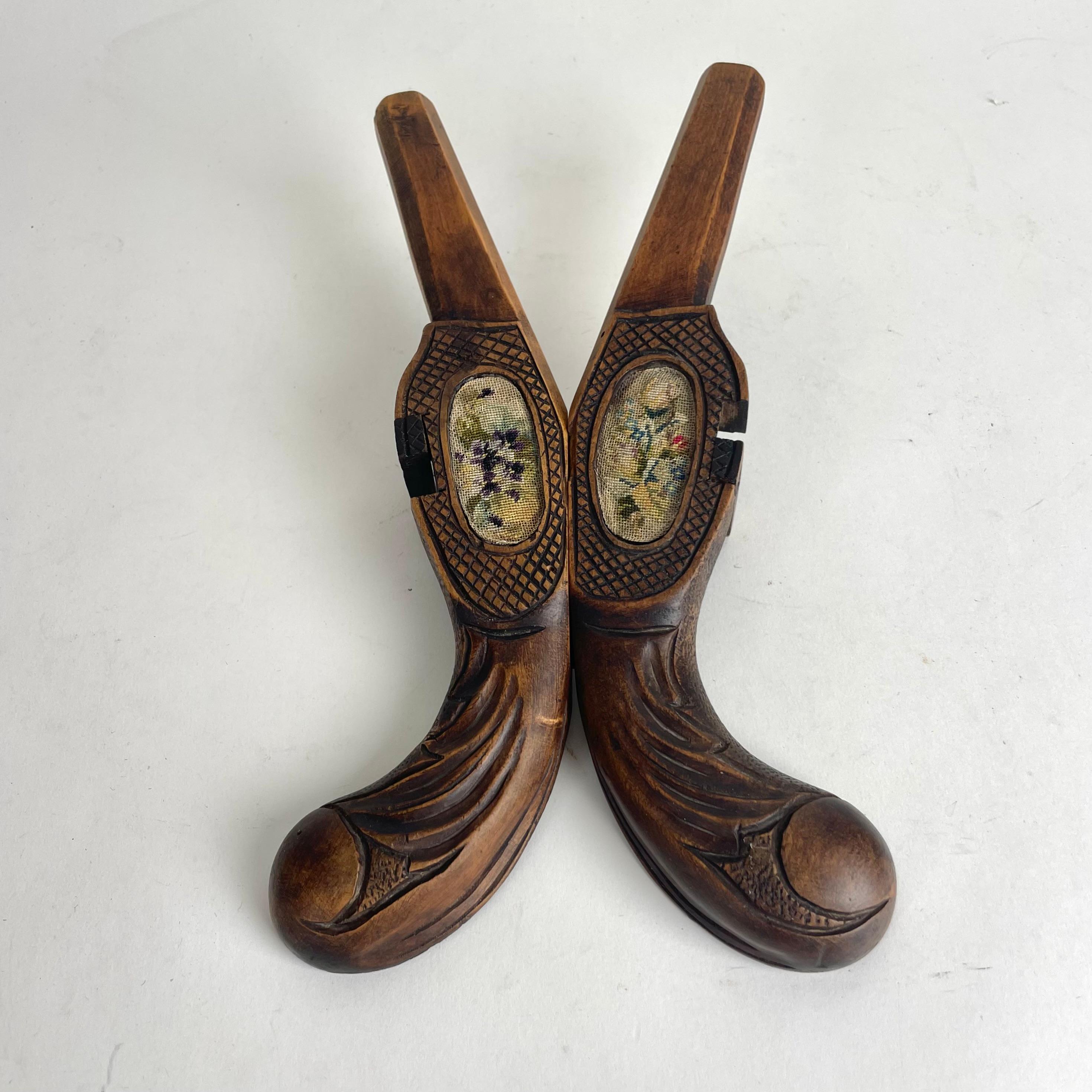 Rare bottes du 19ème siècle en bouleau et petit point en forme de fusil en vente 3