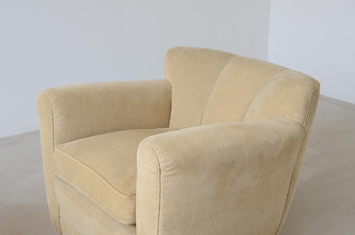 italien Paire de petits fauteuils Borsani de belle forme en vente