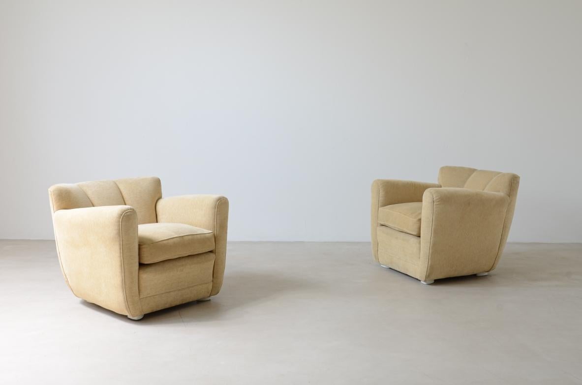 Tissu Paire de petits fauteuils Borsani de belle forme en vente