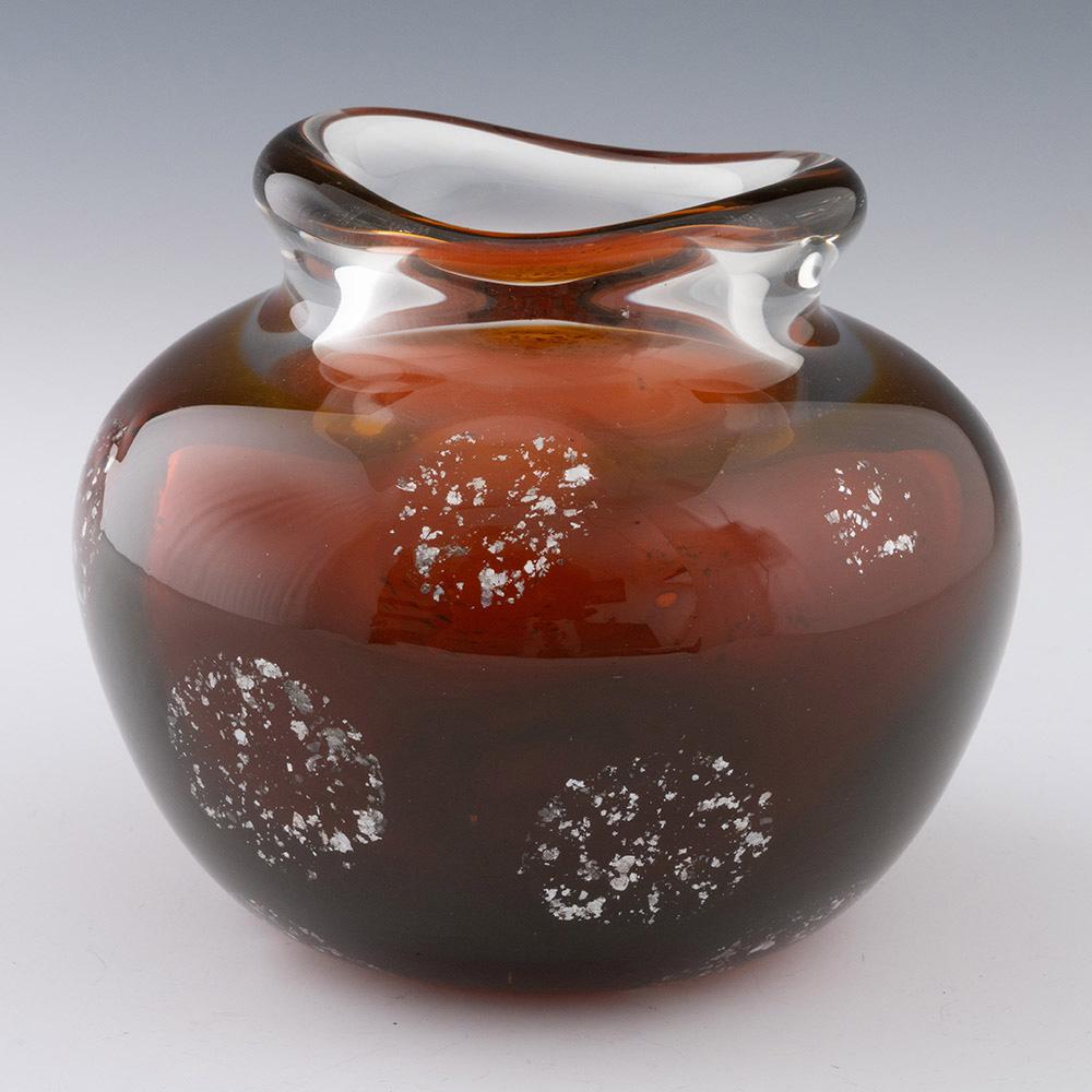 Überschrift: Seltene Bernsteinvase von Borske Sklo, entworfen von Milena Veliskova
Datum : Entworfen 1953
Herkunft : Tschechoslowakei
Merkmale der Schale : Überfangenes Braunglas mit Einschlüssen aus Silberfolie
Art : Blei
Größe: 12,7 cm Höhe, 14,3