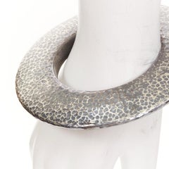 Seltener BOTTEGA VENETA-Armreif aus 925er Sterlingsilber mit gehämmerter Struktur, oxidiert, aus dem Jahr 2014