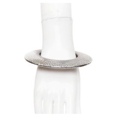 Seltener BOTTEGA VENETA-Armreif aus 925er Sterlingsilber mit gehämmerter Struktur, oxidiert, aus dem Jahr 2014