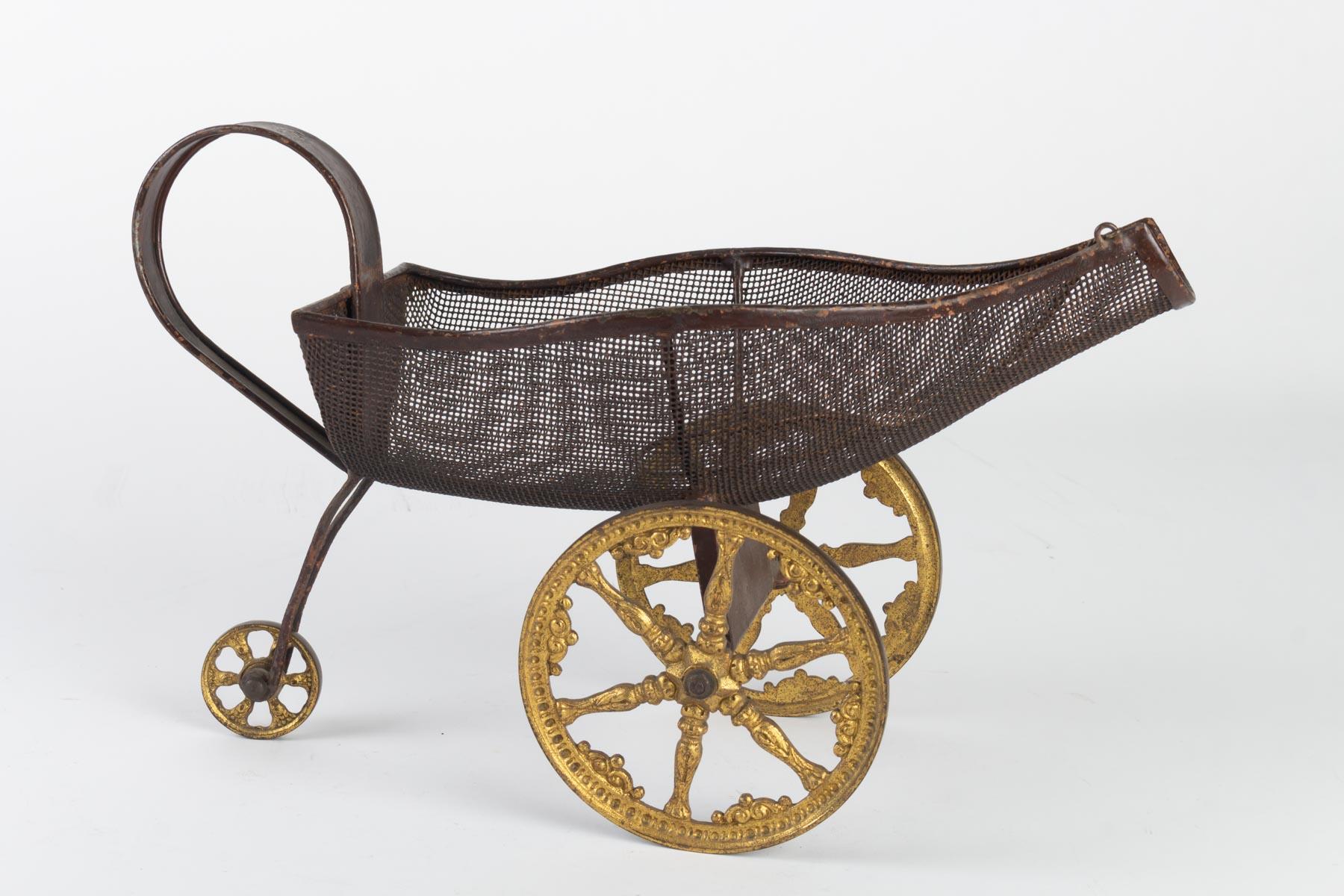 Rare bottle trolley in sheet metal and gilded metal, France, circa 1850.

Measures: H 20 cm, W 33 cm, D 15 cm.