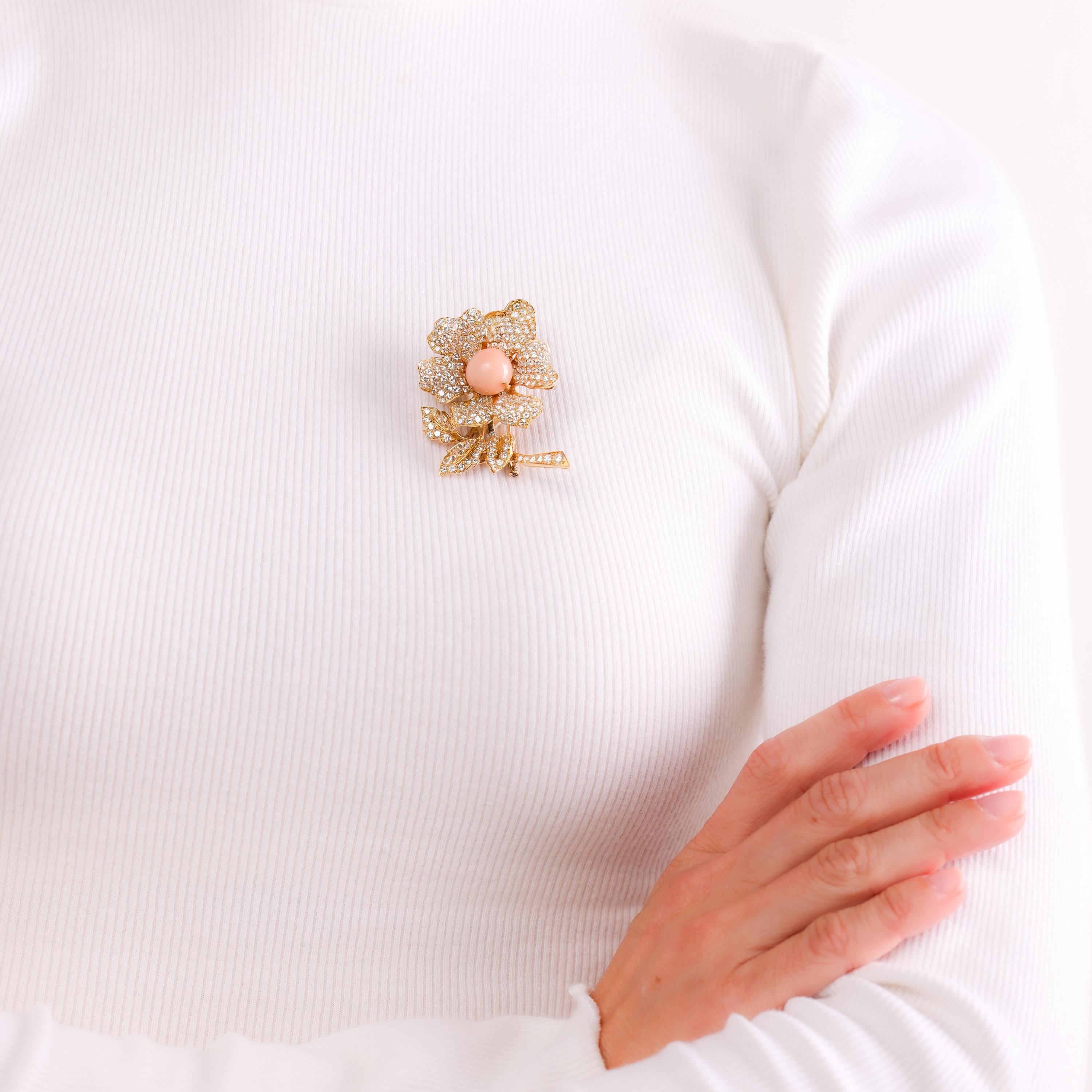 This rare vintage Boucheron Paris brooch showcases a luminous natural conch pearl surrounded by 13 carats of radiant diamonds, artfully set in 18k yellow gold. A true masterpiece of elegance.

Brand: Boucheron Paris
Certificate: