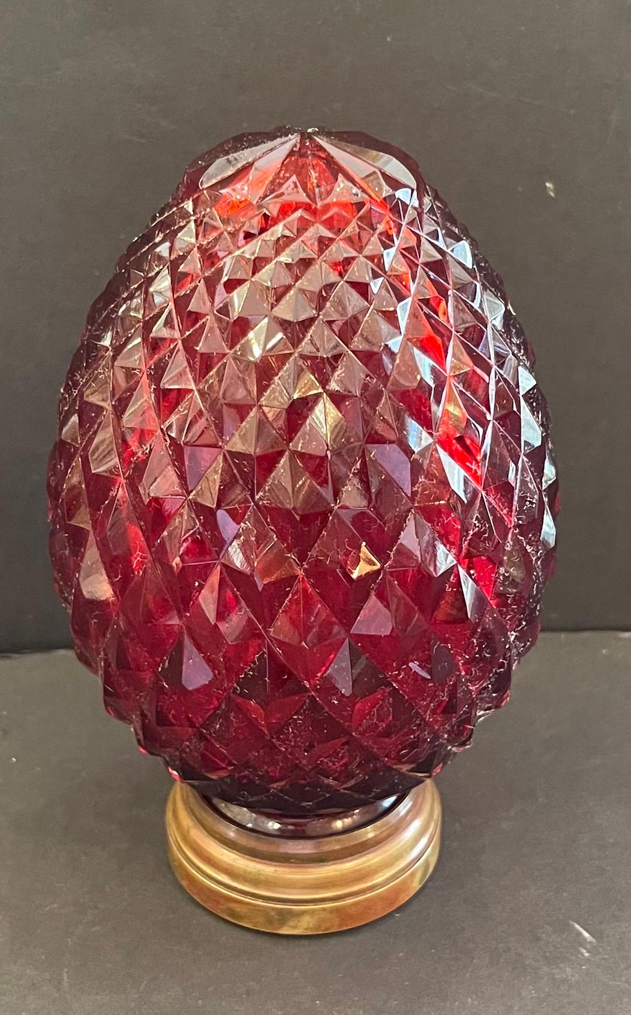 Merveilleuse Boule d'Escalier Vintage en forme de gland en verre rouge à facettes monté sur une base en laiton Finale de rampe d'escalier Newel Post