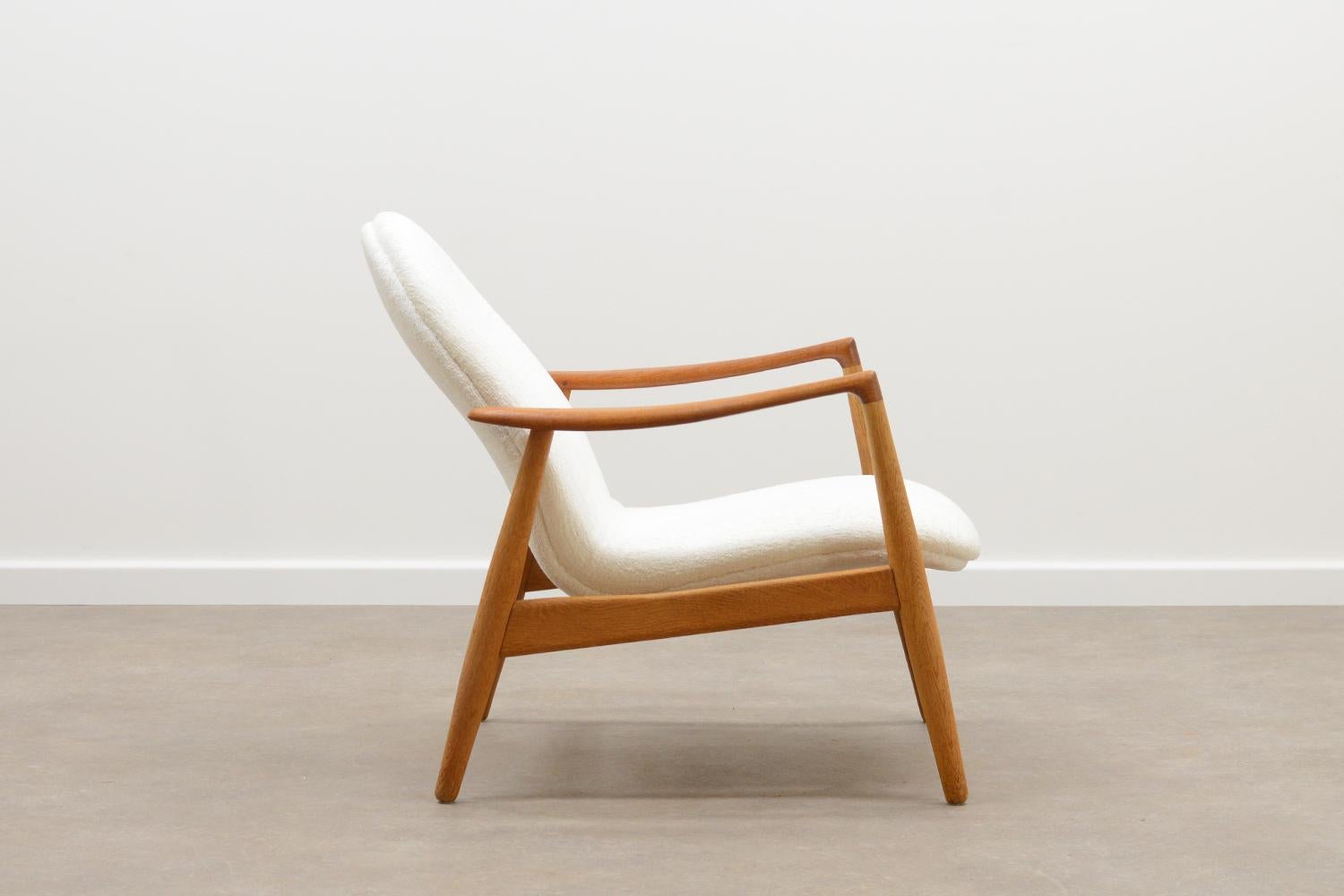 Rare Bovenkamp lounge chair. Most likely designed by Aksel Bender Madsen. Solid oak frame with solid teak arm rests. Reupholstered in fine bouclé white fabric. In very good vintage condition. 

 