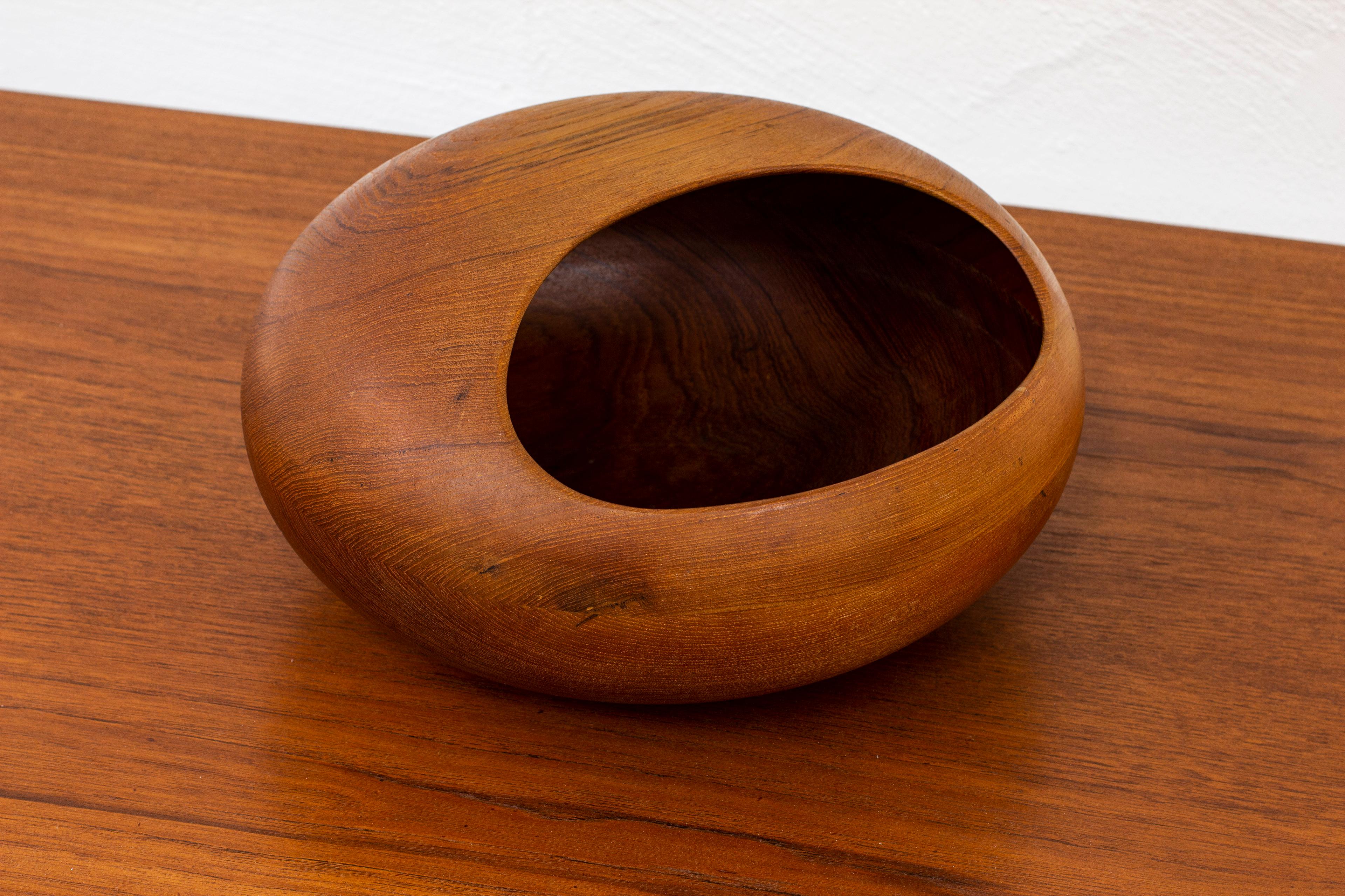 Rare bowl designed and made by Sigvard Nilsson, Söwe konst. Made during the 1950s Made from solid teak and sculpted by hand. Very good vintage condition with light age related wear and patina.

Dimensions: Ø. 35, H. 19 cm.

