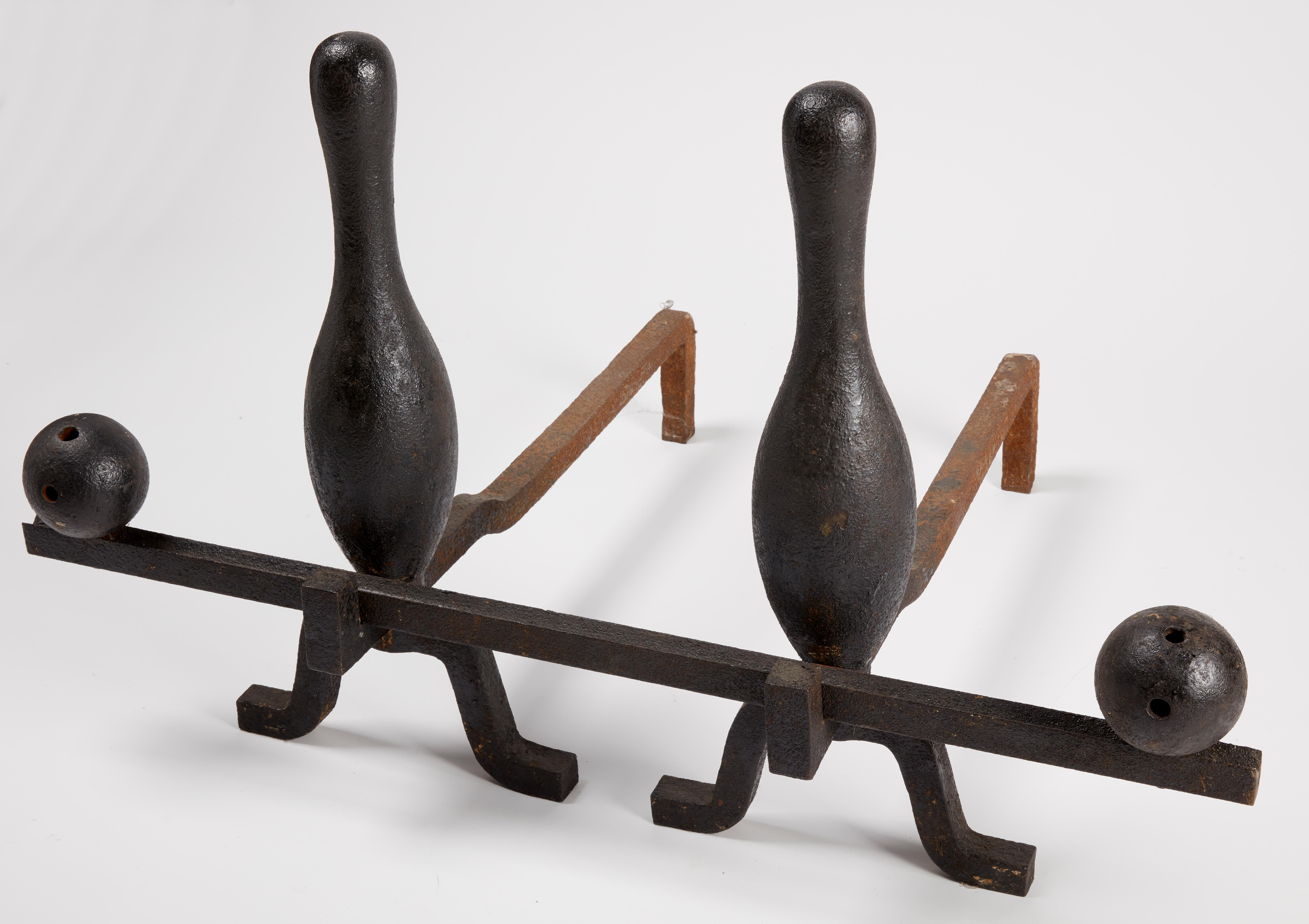 Rare et peut-être unique, ce sont des chenets de bowling imposants. Fonte avec une surface ancienne peinte en noir. Origine américaine, vers 1925.