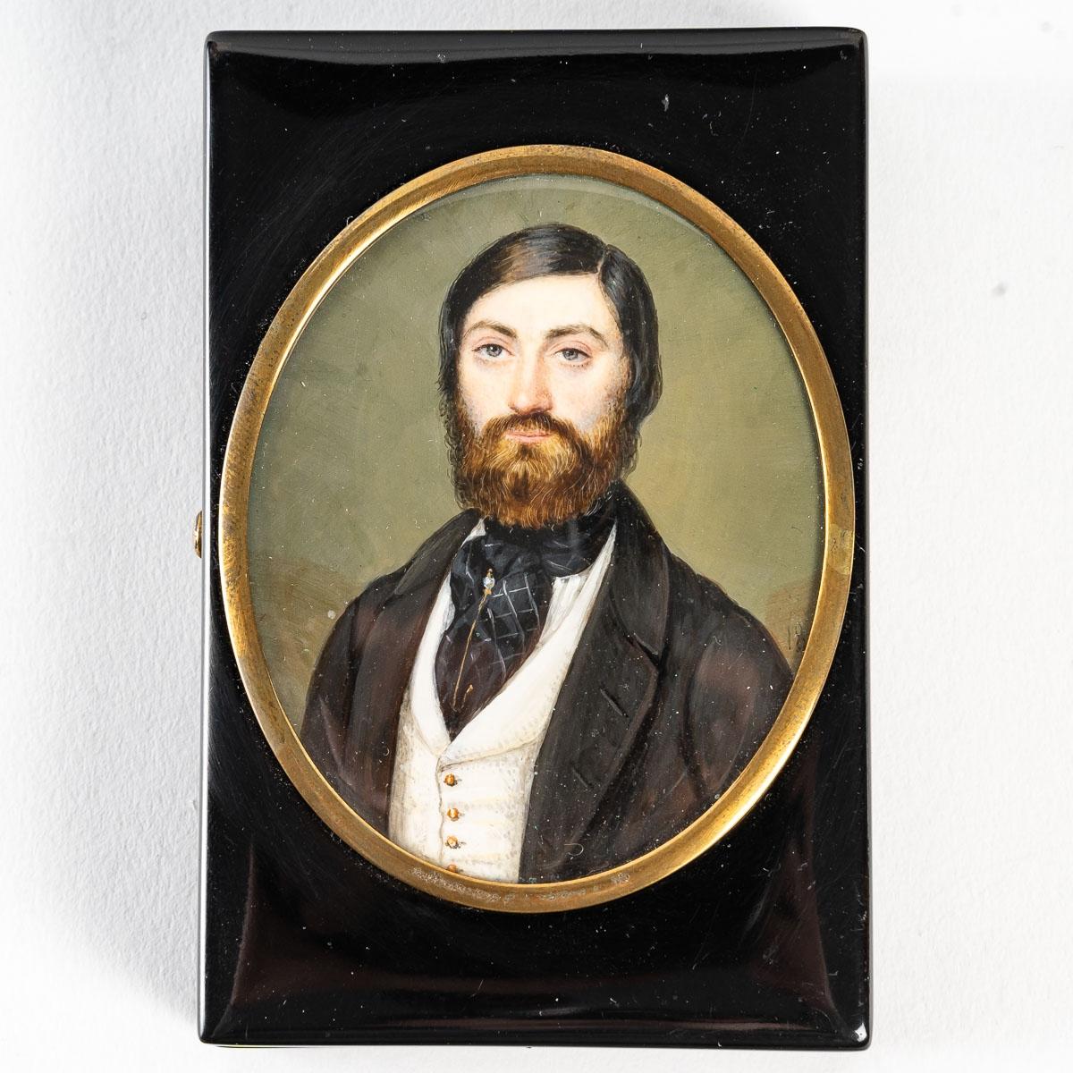 Rare Box with a Hand-Painted Medallion of a 19th Century Man, Napoleon III  In Good Condition For Sale In Saint-Ouen, FR