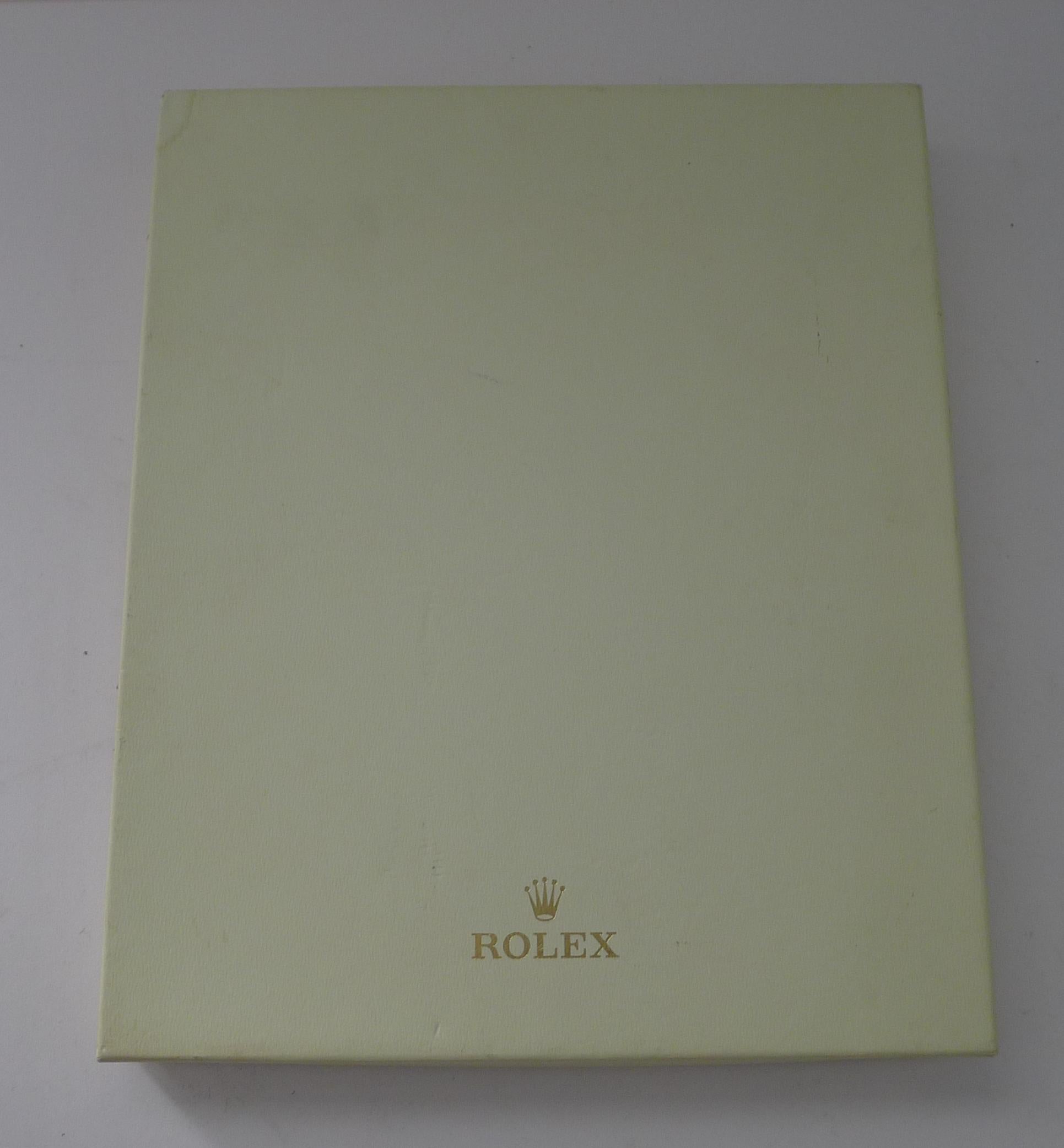 El regalo perfecto para el devoto de Rolex, un raro marco de fotos de plata maciza / de ley / 925 para Rolex.

El sencillo diseño es tan elegante como un reloj Rolex, el marco tiene su caja de presentación original impresa en dorado 