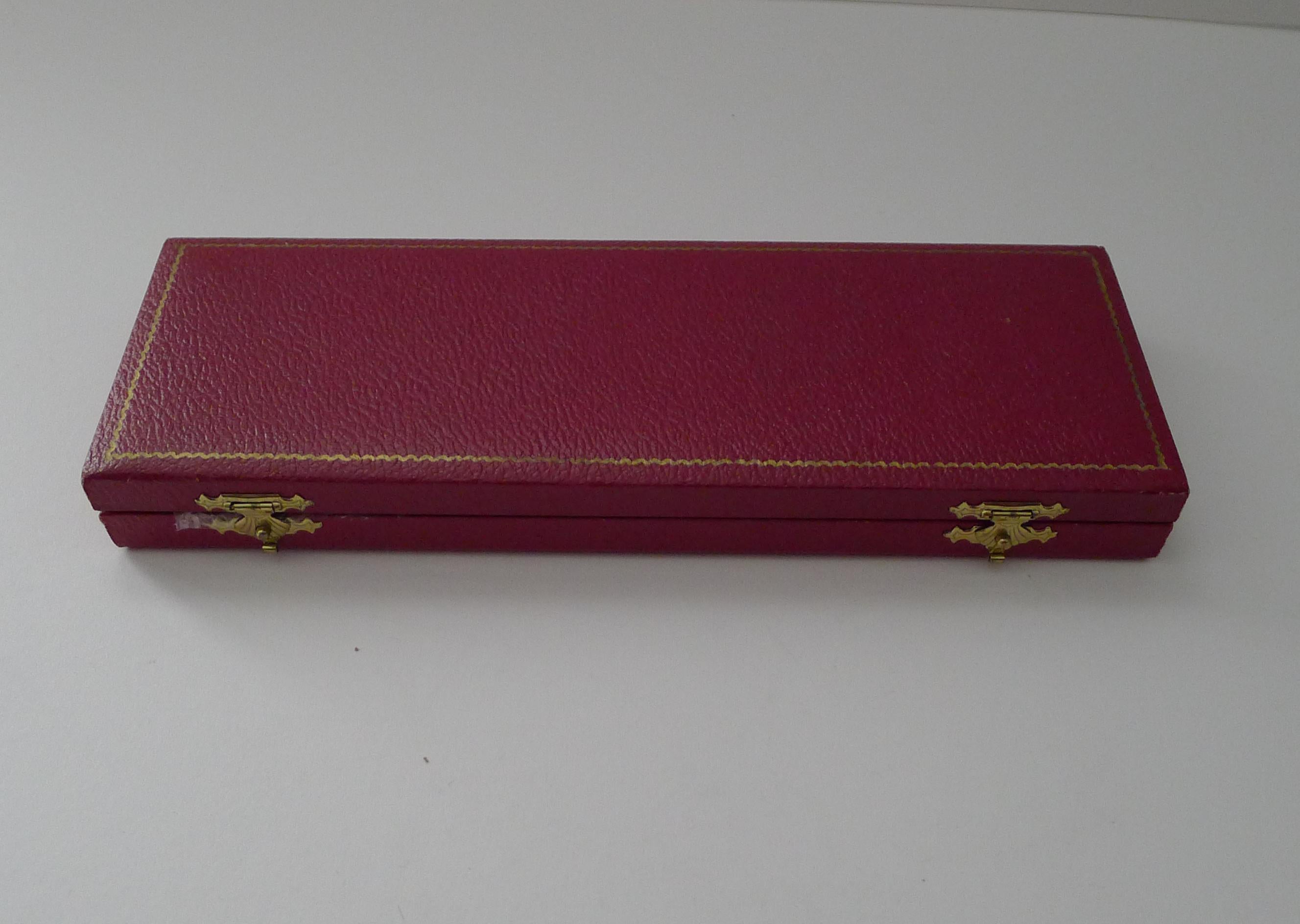 Un meraviglioso e insolito set di tre decanter/etichette per liquori in argento massiccio inglese, ciascuno con marchio di Londra 1983 e marchio del produttore David Shaw Silverware Ltd..

Ciascuna delle etichette è diversa: una raffigura un