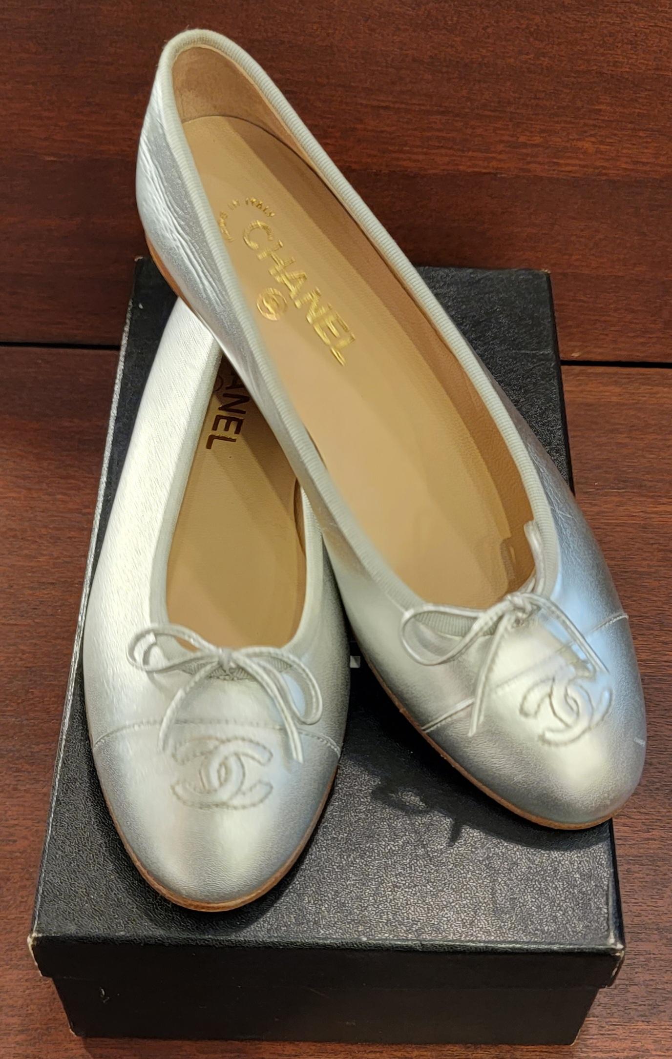 Rare Brande New Chanel Ballerina Metallic Silver Shoes. Wondderful Bow tie accents in the front with the metallic Double CC underneath. The sole is a beautiful tan sole that accentuates the silver metallic frame of the shoes.
Size 39