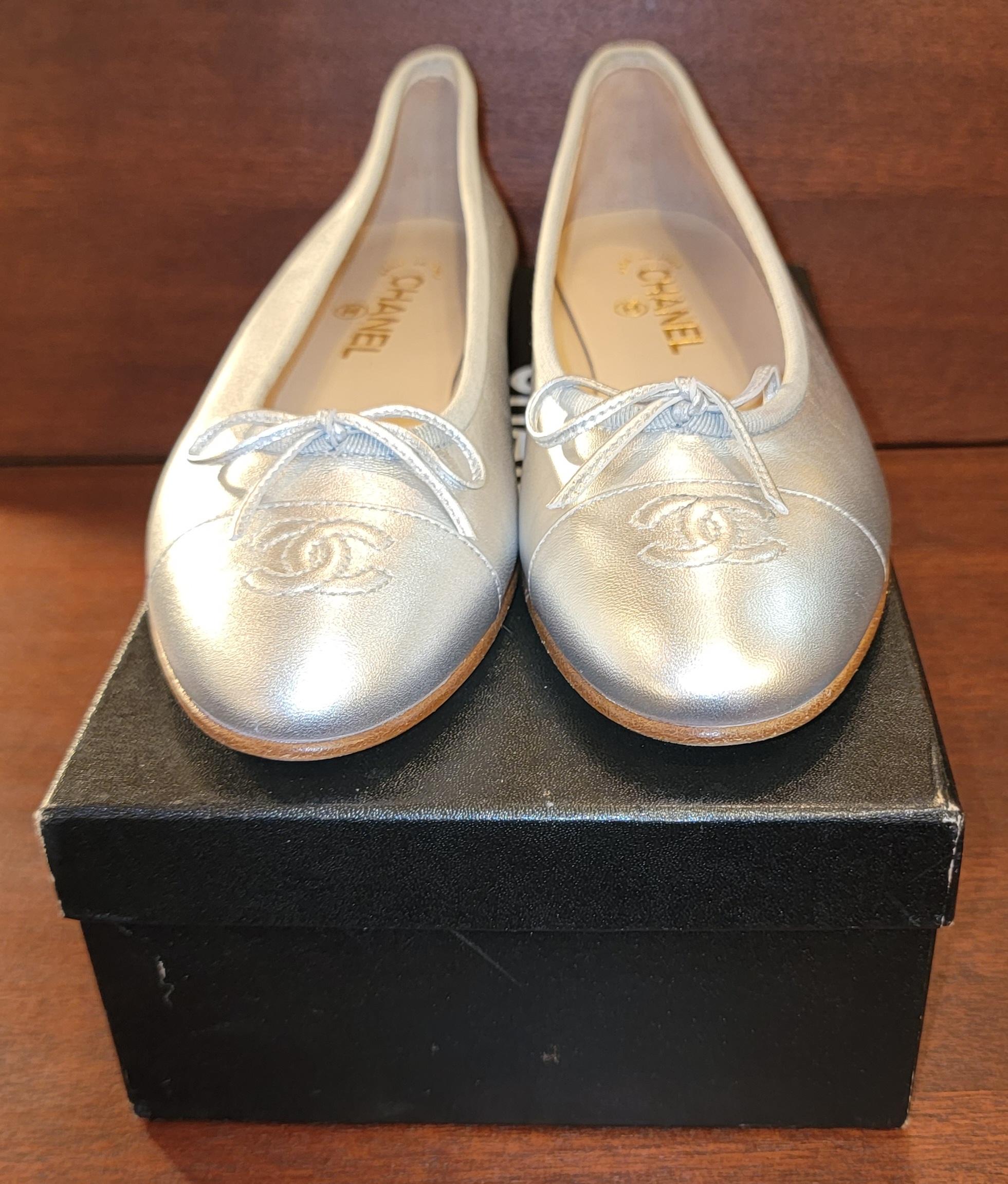 Seltene Brand New Chanel Ballerina Größe 39 Metallic Silver Schuhe im Zustand „Neu“ im Angebot in Pasadena, CA