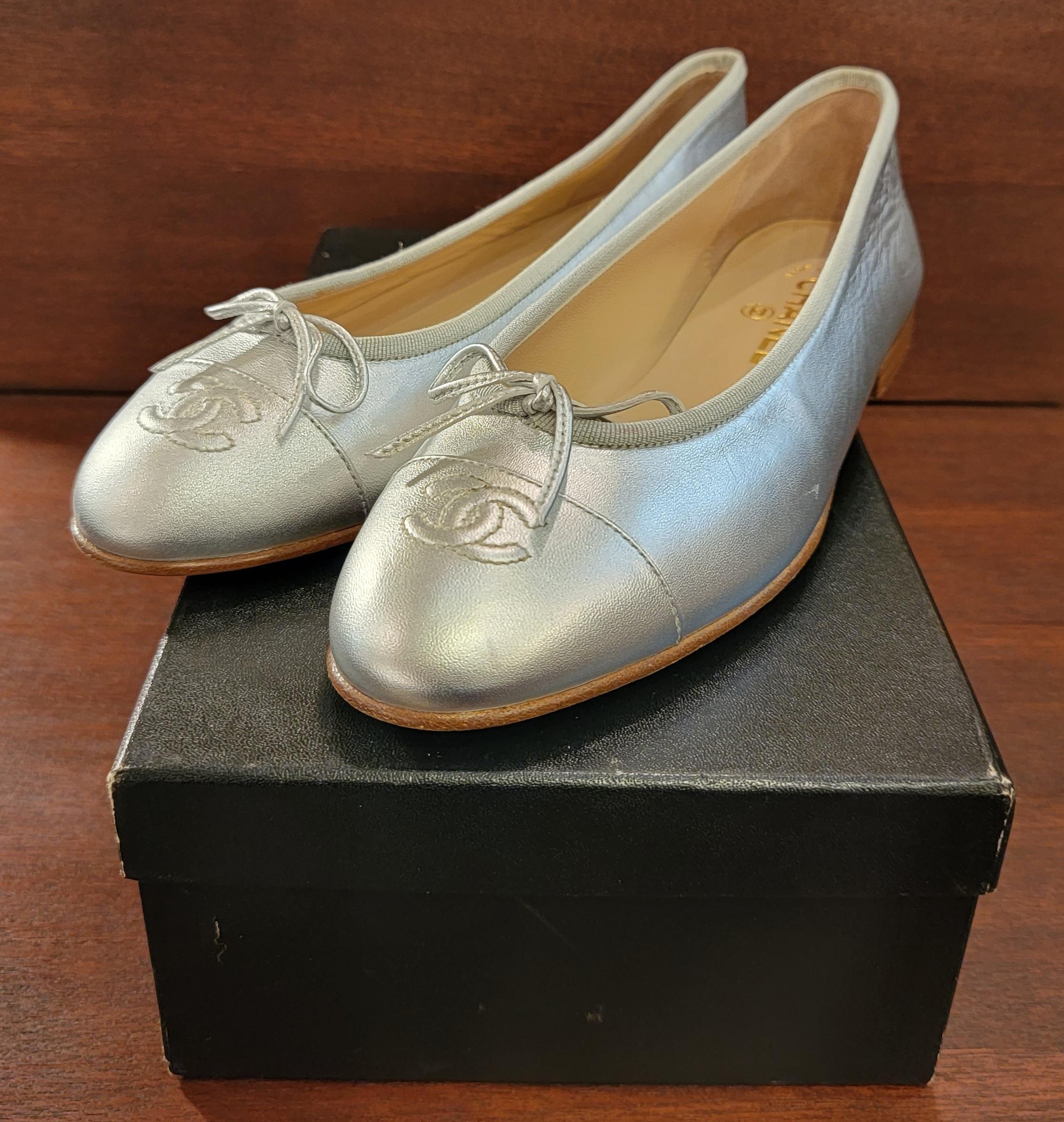 Seltene Brand New Chanel Ballerina Größe 39 Metallic Silver Schuhe im Angebot 2