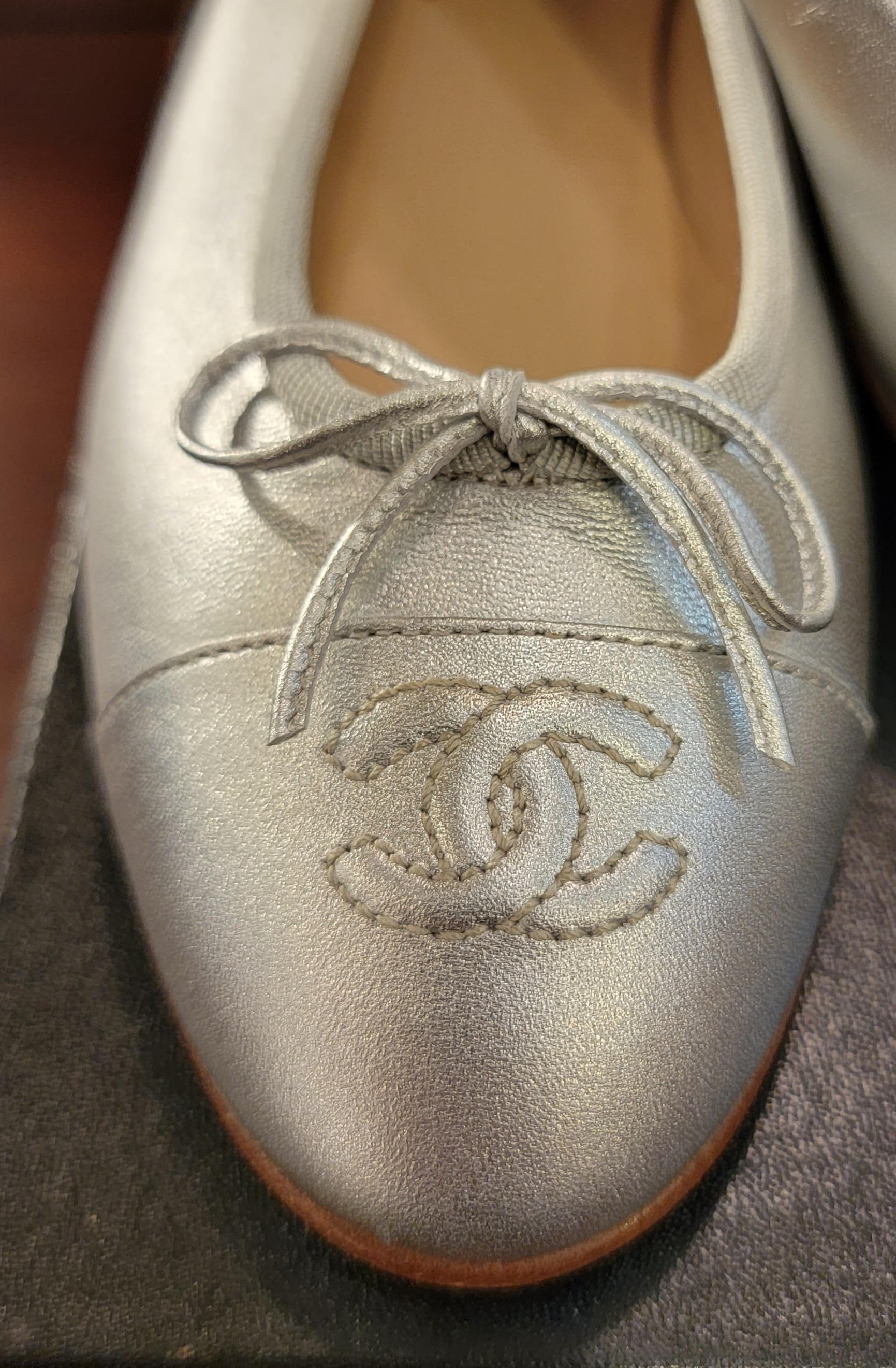 Seltene Brand New Chanel Ballerina Größe 39 Metallic Silver Schuhe im Angebot 3