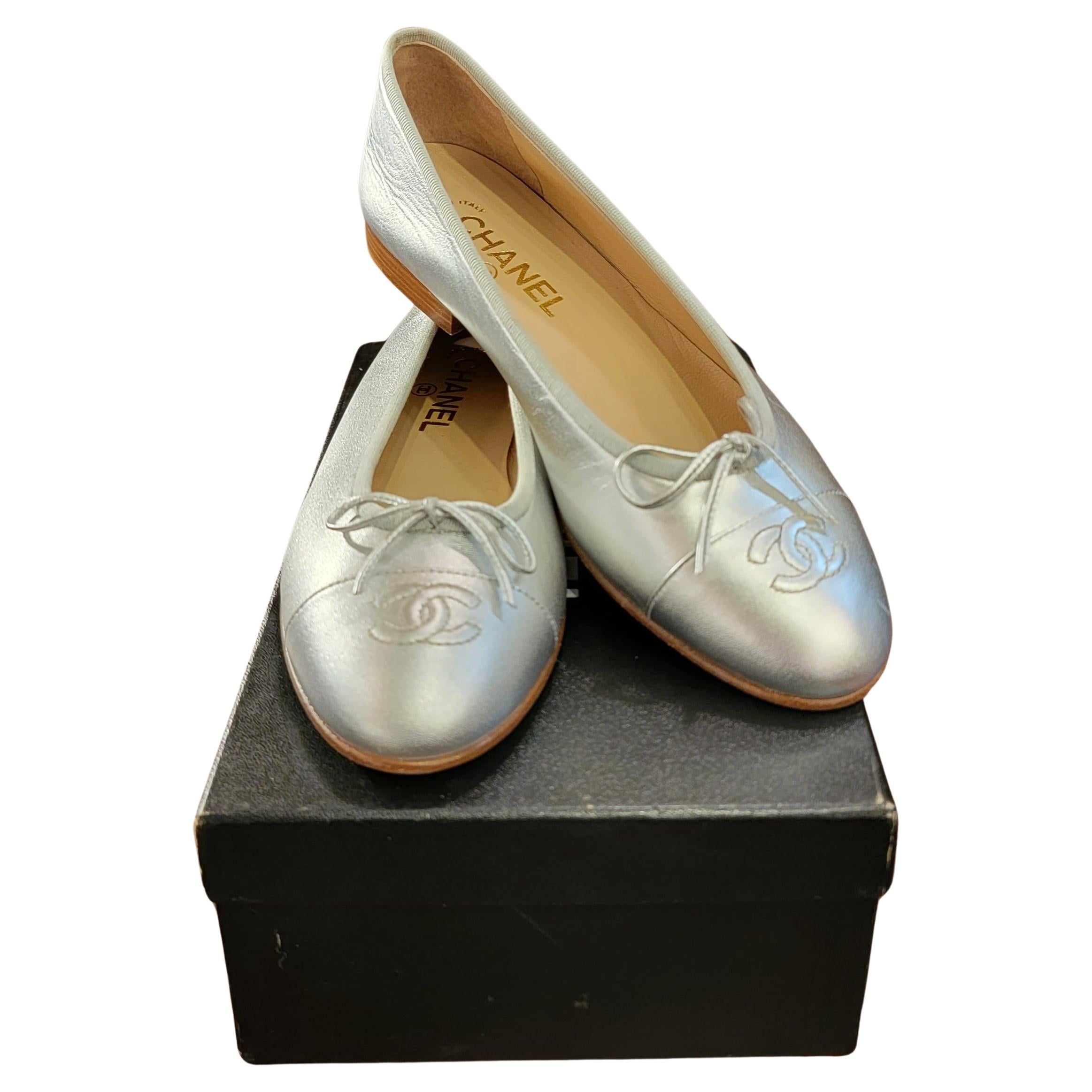 Seltene Brand New Chanel Ballerina Größe 39 Metallic Silver Schuhe im Angebot
