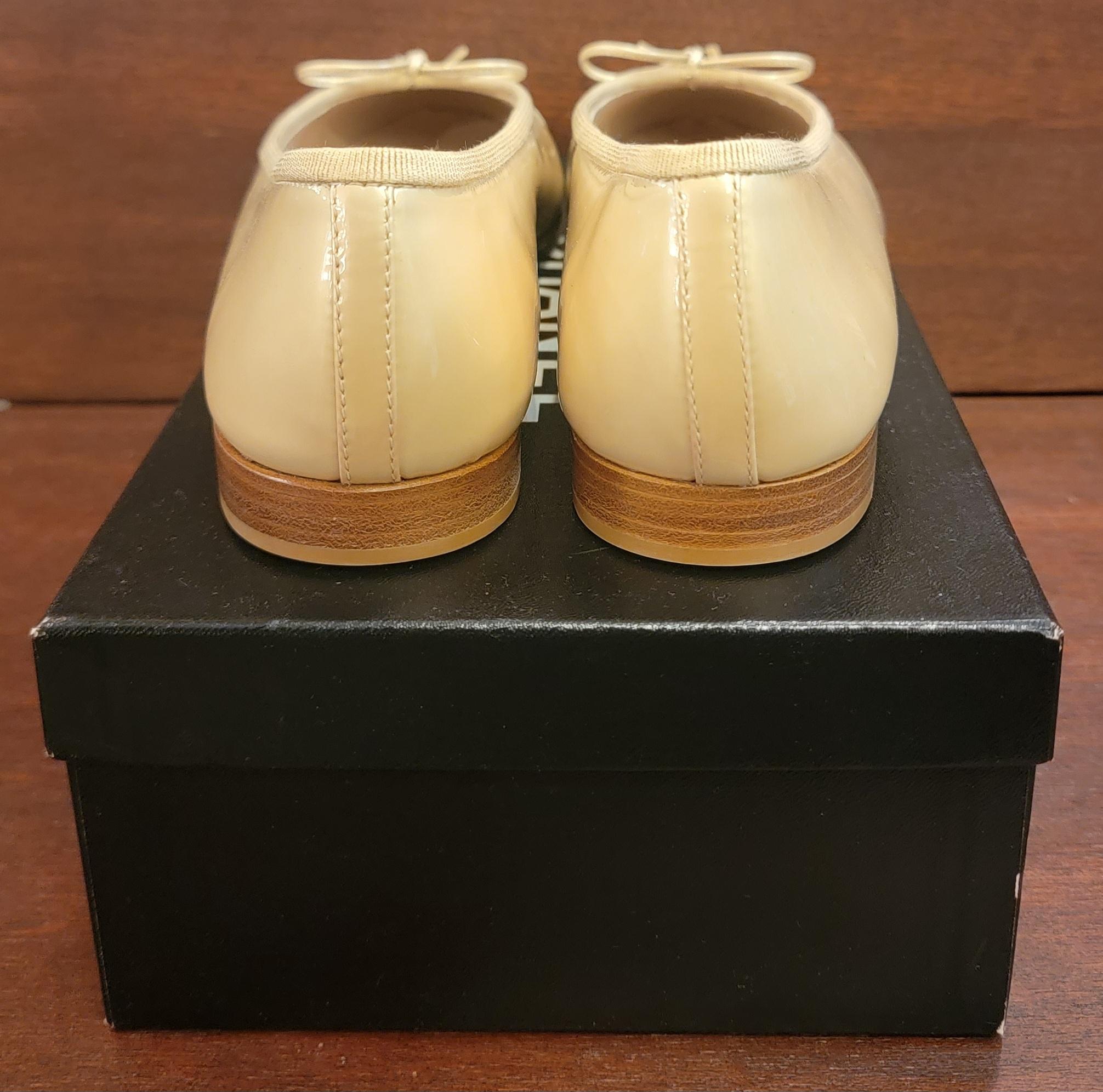 Rare Brande New Chanel Ballerina  Chaussures en cuir de couleur bronze. Le nœud papillon est mis en valeur sur le devant et le double CC se trouve en dessous. La semelle est d'un beau fauve qui met en valeur l'ensemble du cadre de la